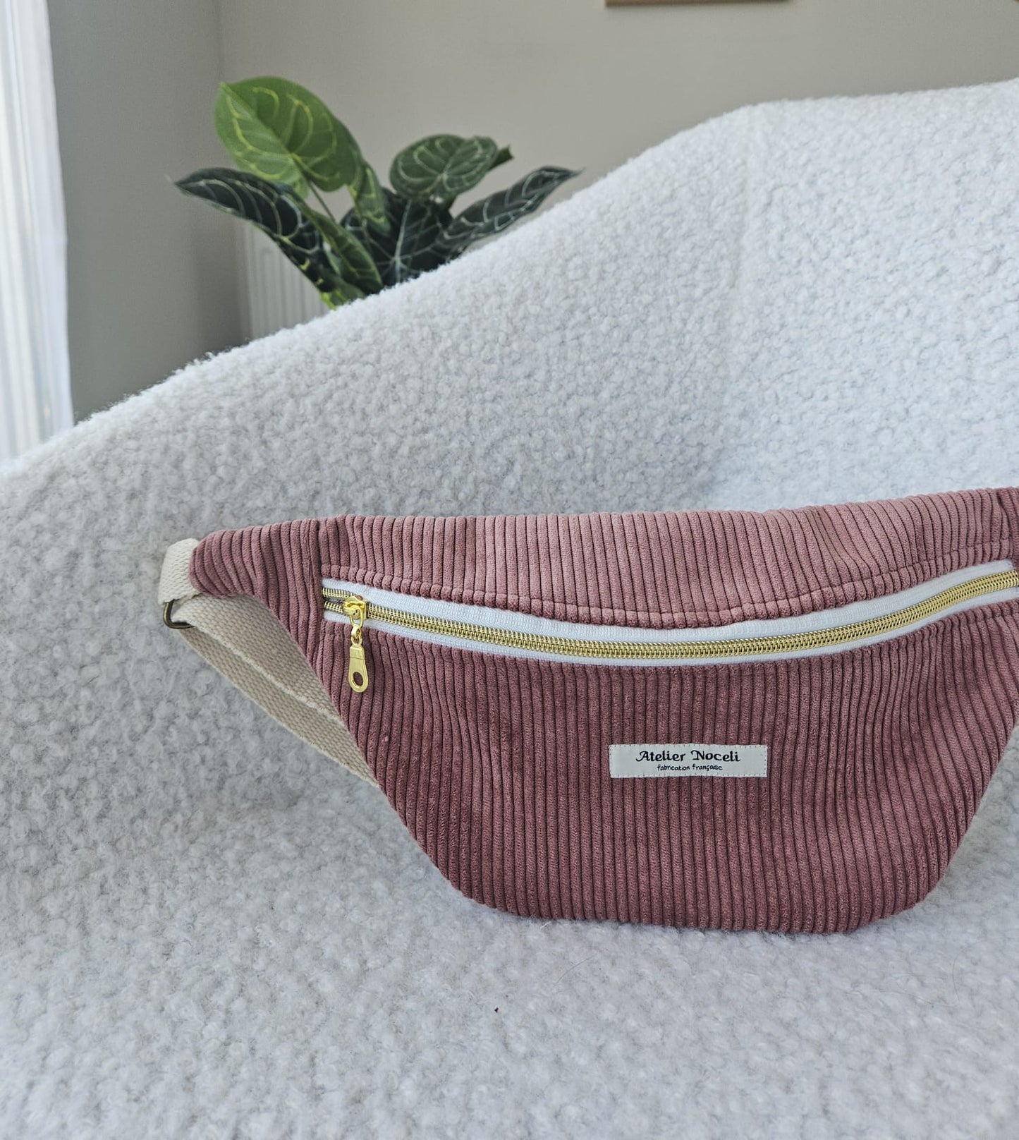 sac banane fait main en france en velours cotelé rose poudré et interieur toile de jouy rose / rouge printanier chic et elegant , idée cadeau, fete de mere , anniversaire, noel