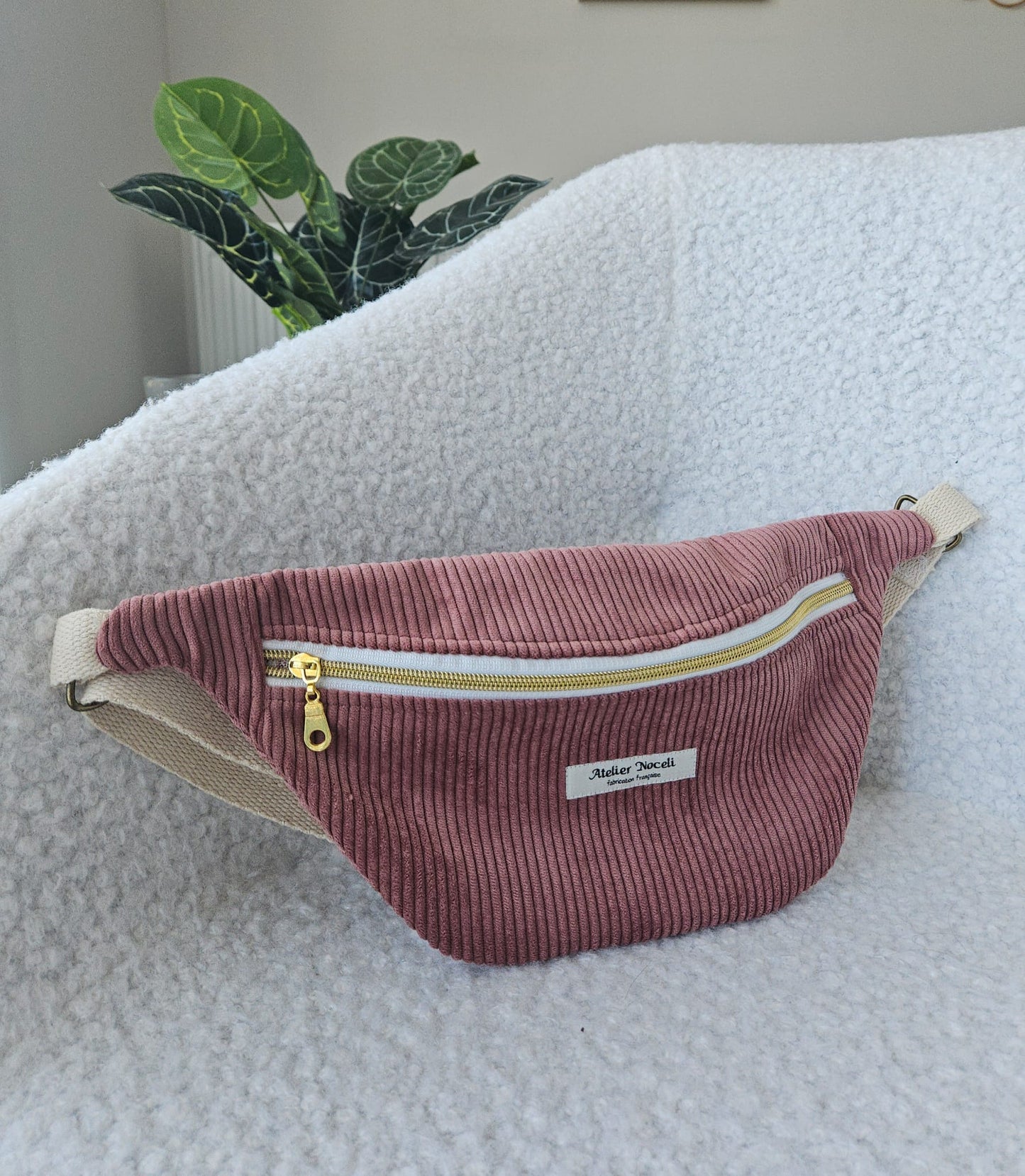 sac banane fait main en france en velours cotelé rose poudré et interieur toile de jouy rose / rouge printanier chic et elegant , idée cadeau, fete de mere , anniversaire, noel