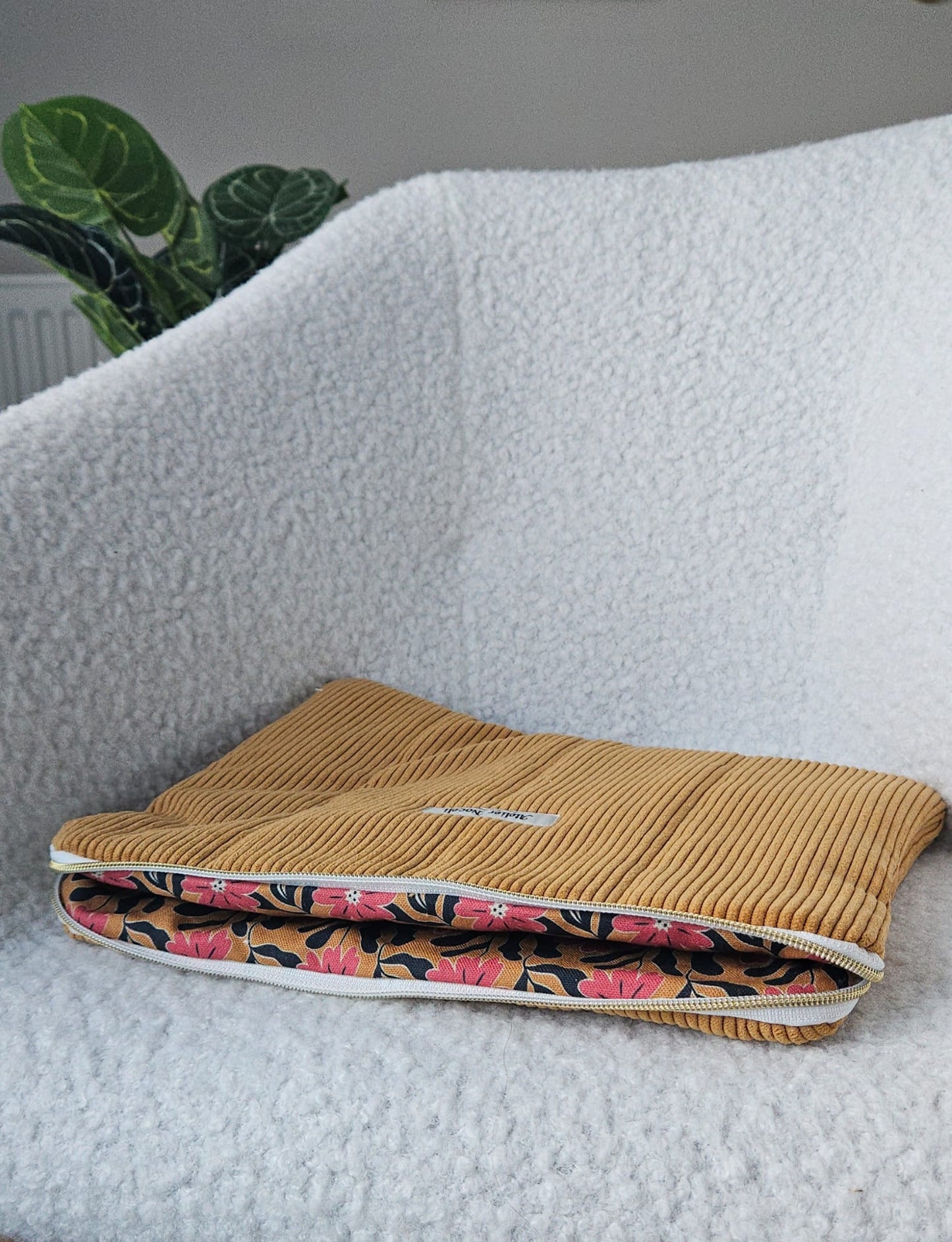 housse d'ordinateur faite main en france en velours cotelé jaune moutarde et doublure tissu fleuri vintage chic et elegant , idée cadeau, fete de mere , anniversaire, noel