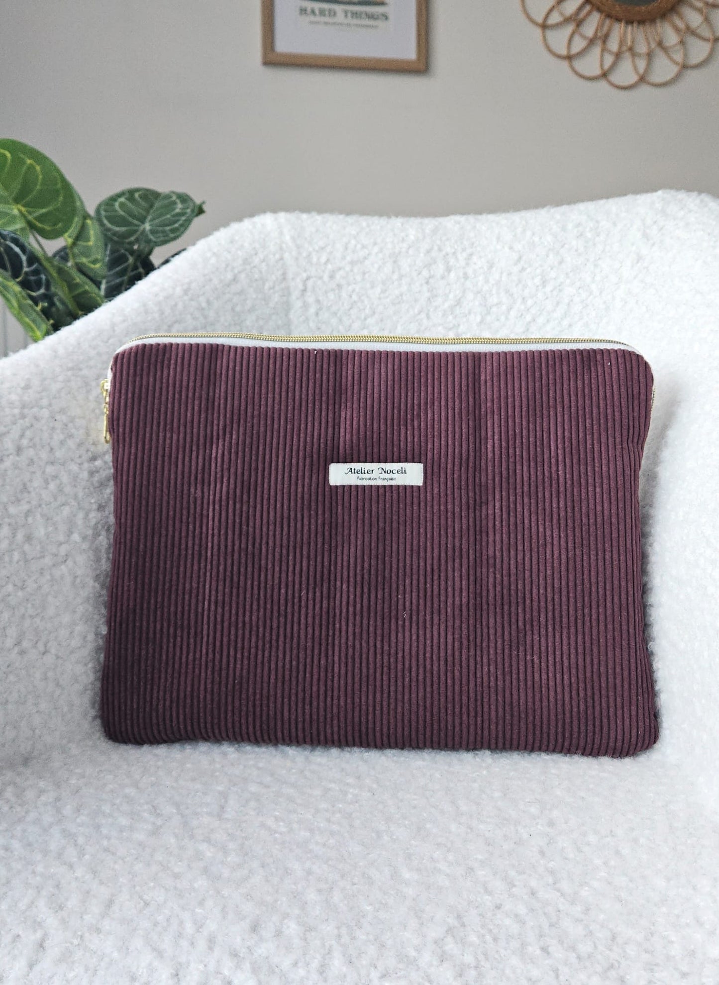 housse d'ordinateur faite main en france en velours cotelé violet prune et doublure tissu fleuri printanier chic et elegant , idée cadeau, fete de mere , anniversaire, noel