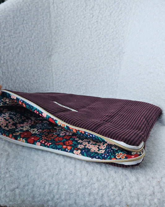 housse d'ordinateur faite main en france en velours cotelé violet prune et doublure tissu fleuri printanier chic et elegant , idée cadeau, fete de mere , anniversaire, noel