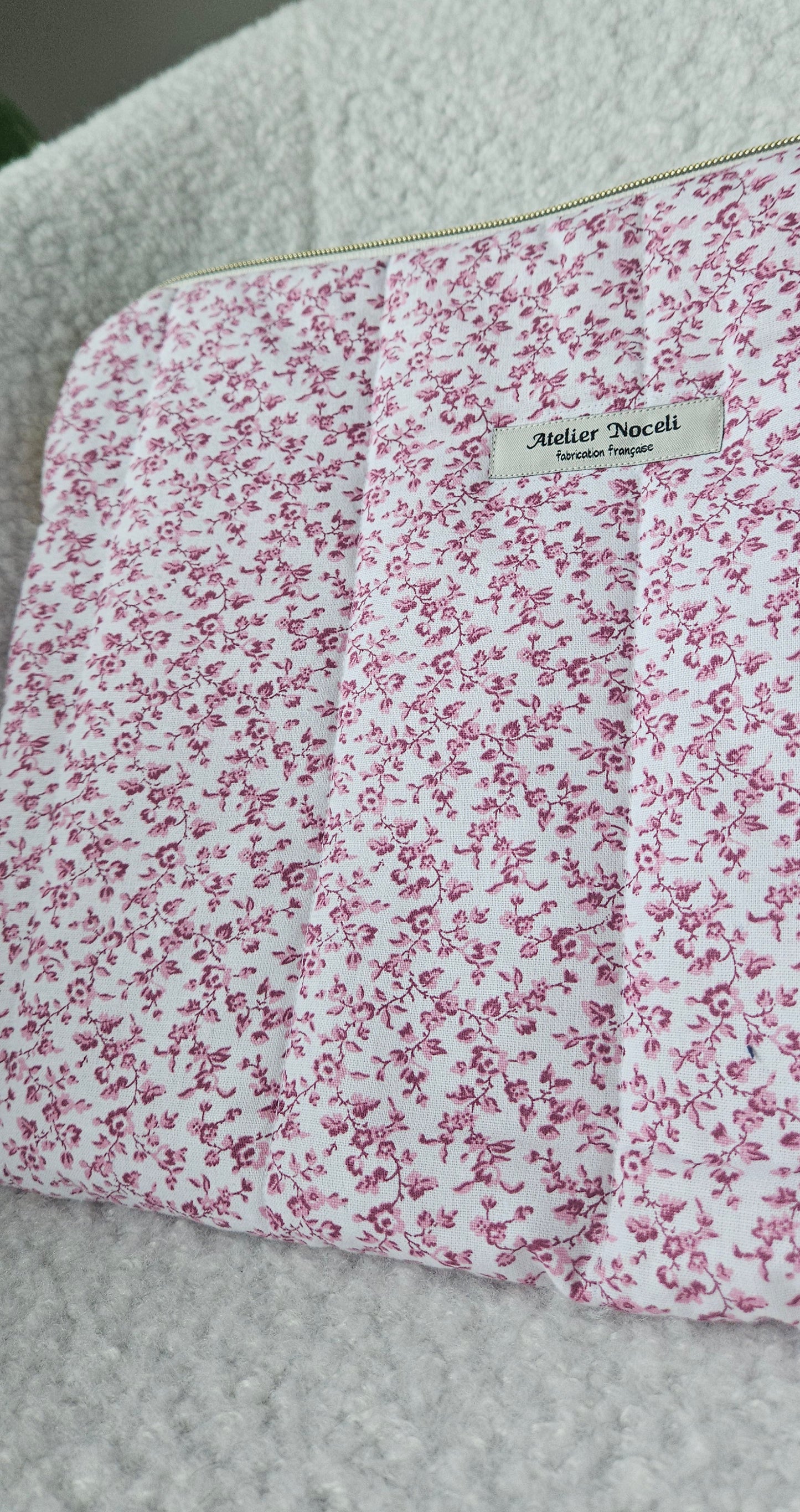 housse d'ordinateur faite main en france tissu fleuri printanier chic et elegant , idée cadeau, fete de mere , anniversaire, noel