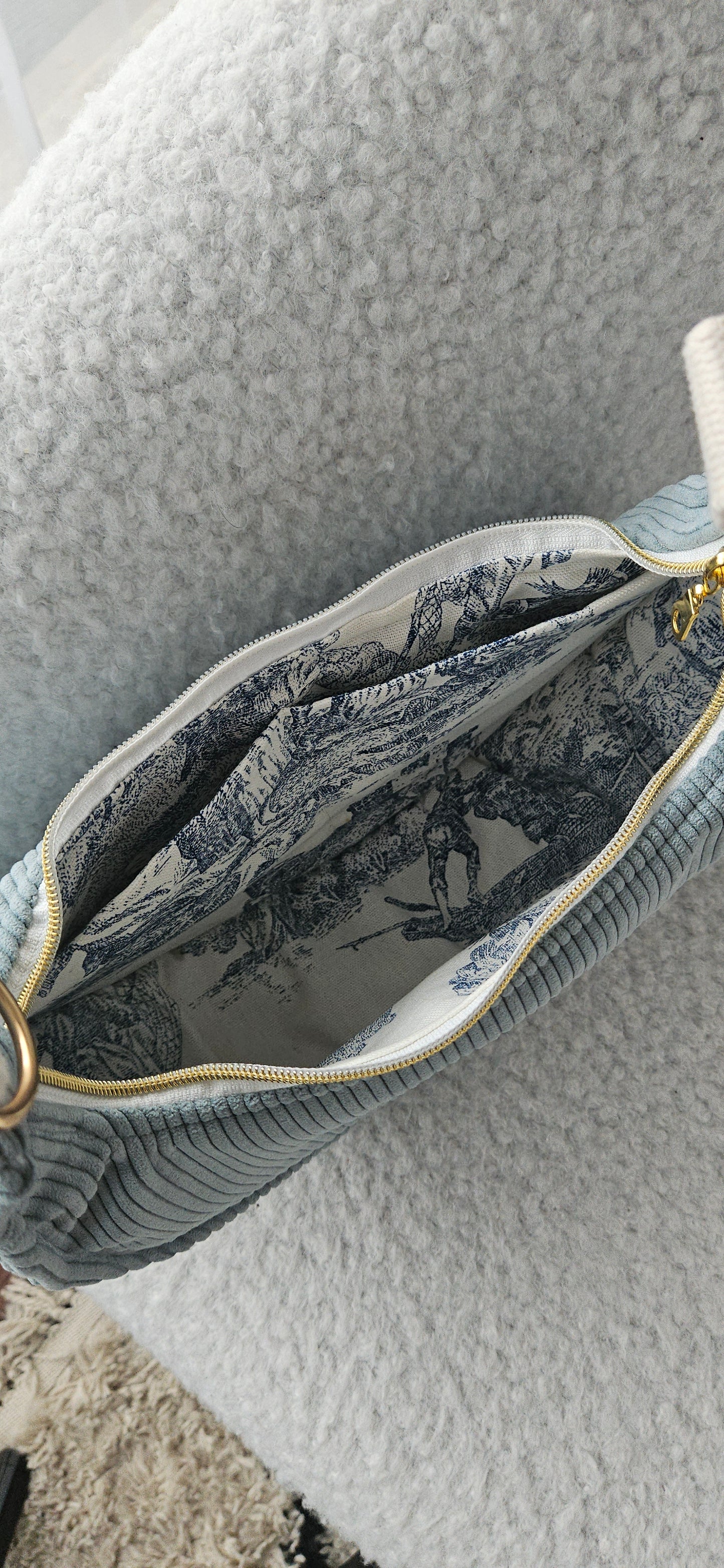 Sac à main demi-lune AURORE velours côtelé bleu ciel