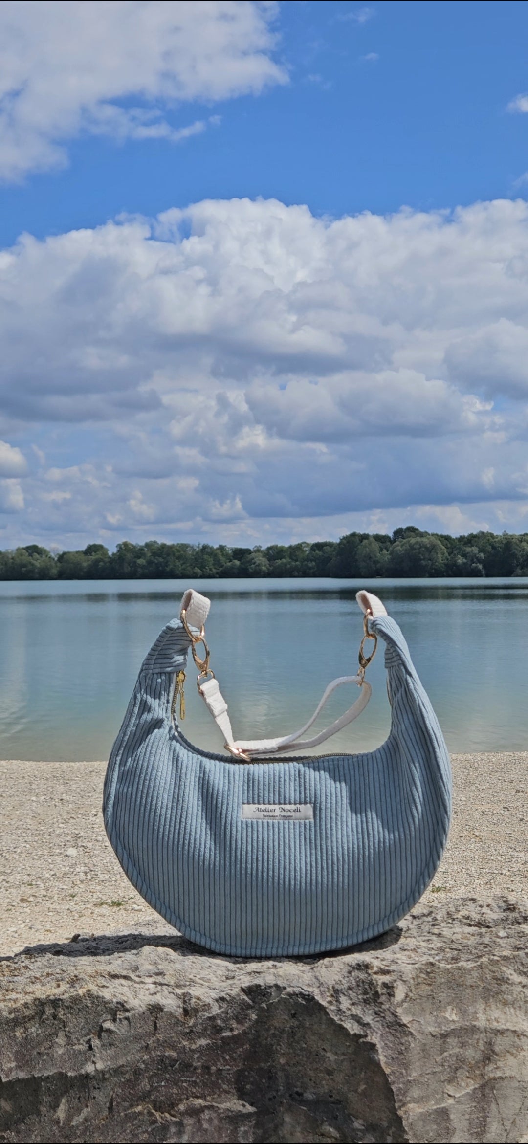 Sac à main demi-lune AURORE velours côtelé bleu ciel