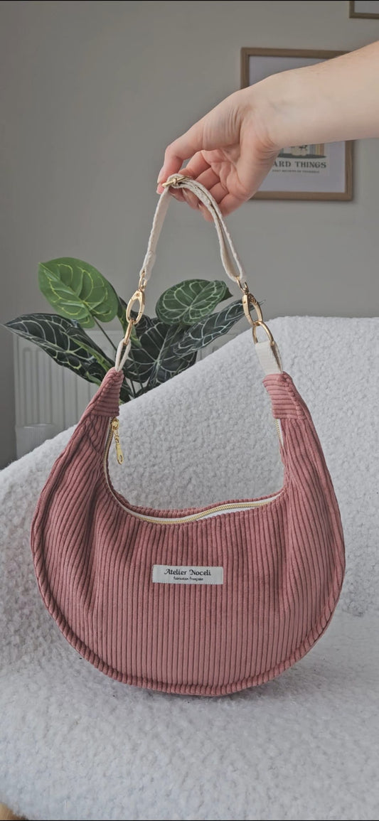 sac à main demi lune fait main en france en velours cotelé rose pale