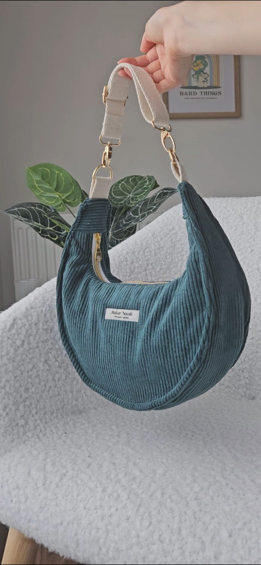 sac à main demi lune fait main en france en velours cotelé vert sapin
