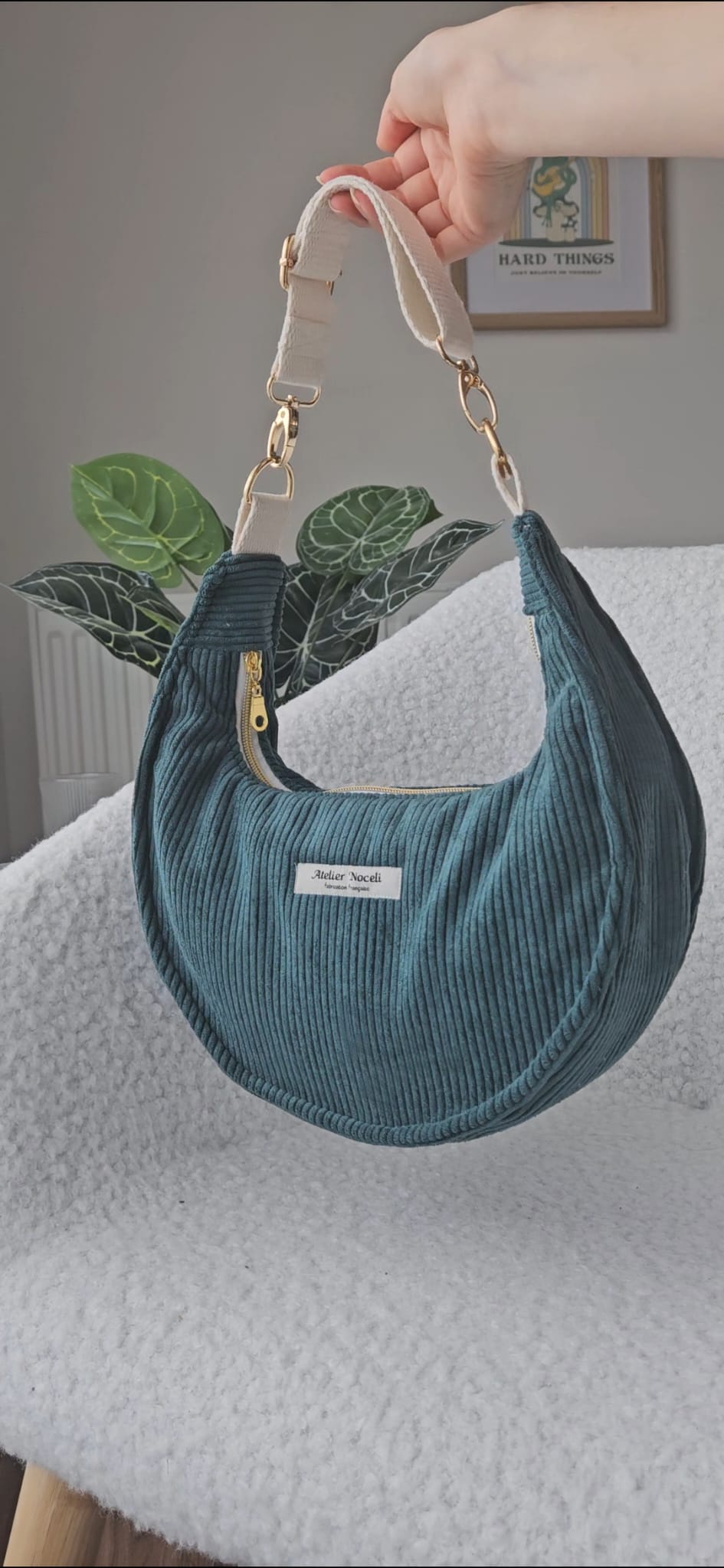 sac à main demi lune fait main en france en velours cotelé vert sapin