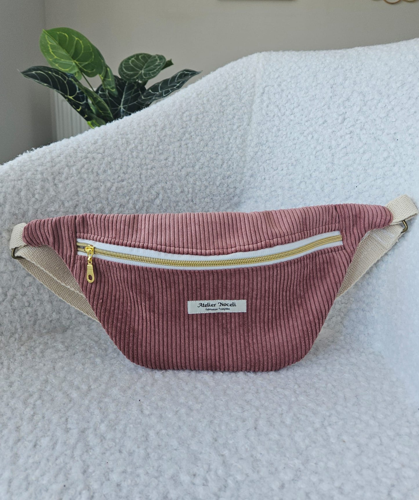 sac banane fait main en france en velours cotelé rose poudré et interieur toile de jouy rose / rouge printanier chic et elegant , idée cadeau, fete de mere , anniversaire, noel
