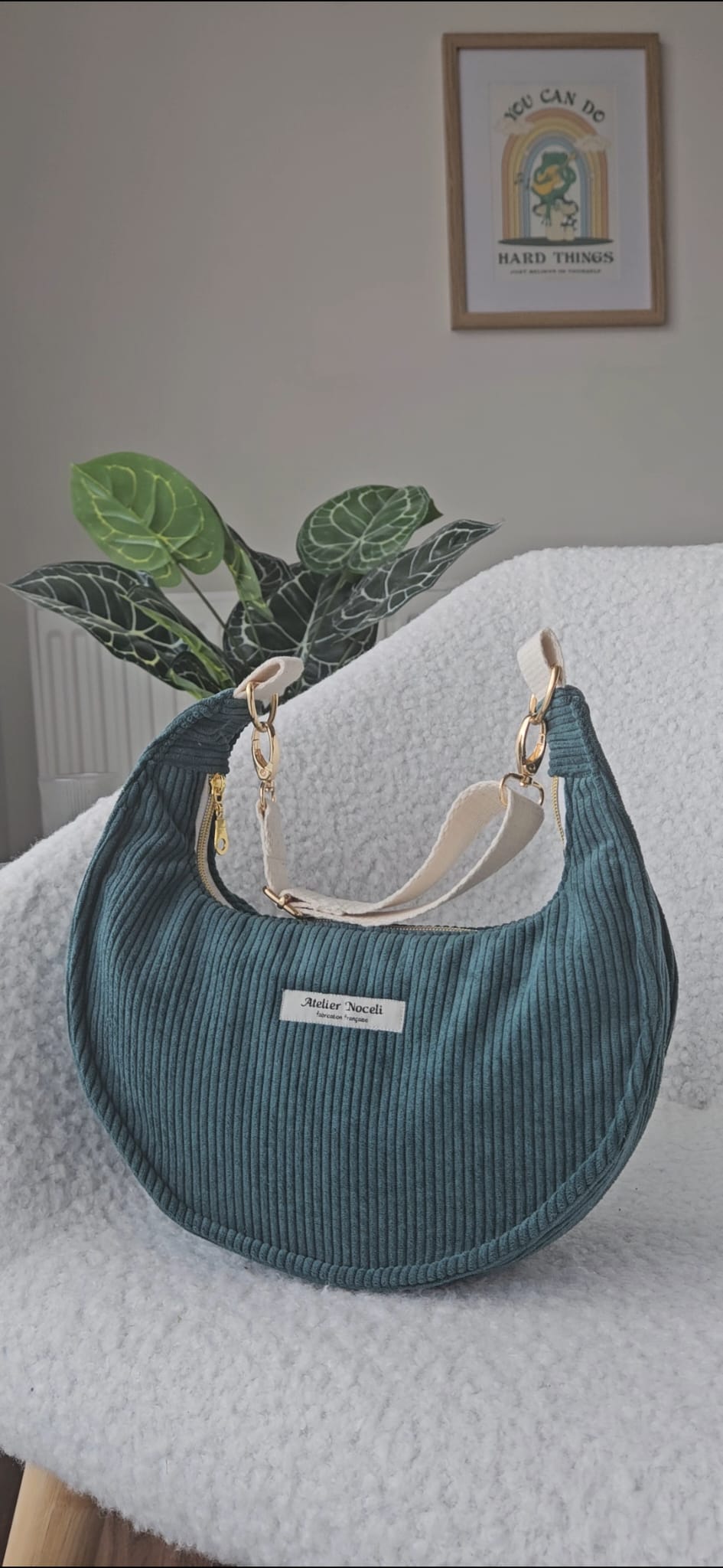 sac à main demi lune fait main en france en velours cotelé vert sapin