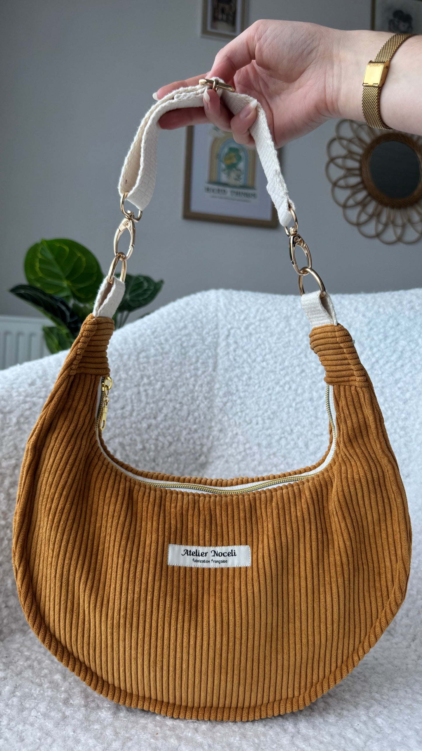 Sac à main demi-lune AURORE velours côtelé jaune ocre