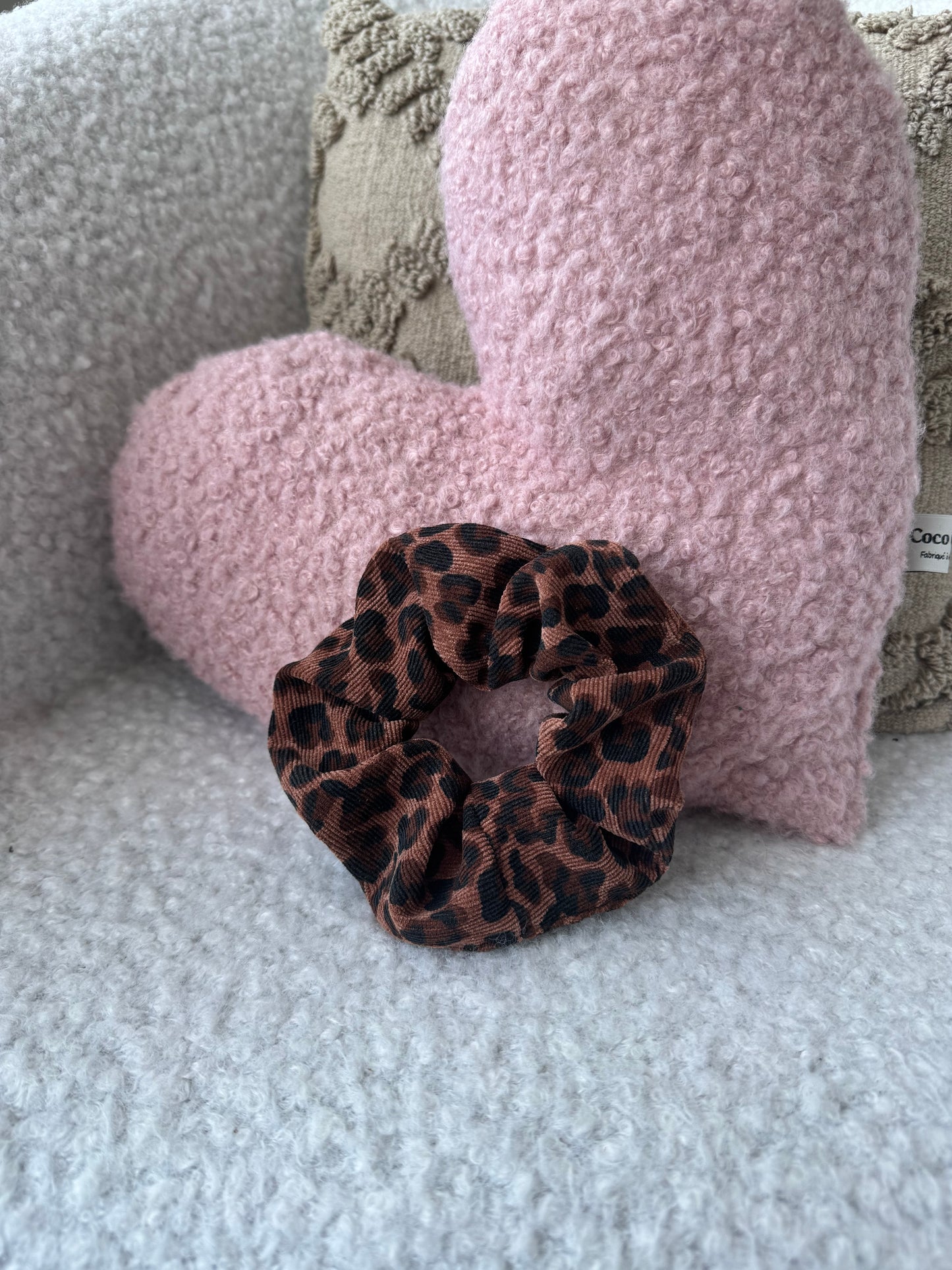 Chouchou fait main en France en velours côtelé léopard