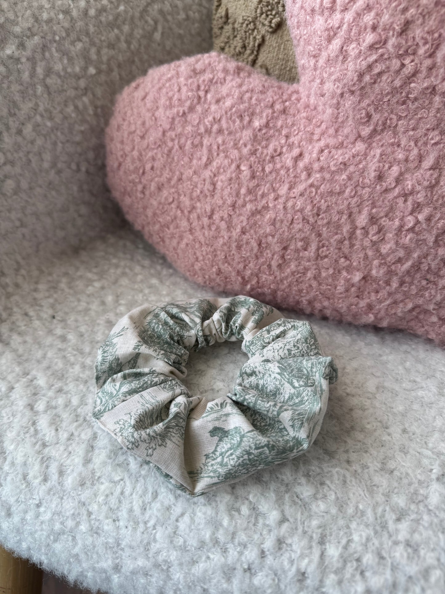 Chouchou fait main en france motifs toile de jouy vert