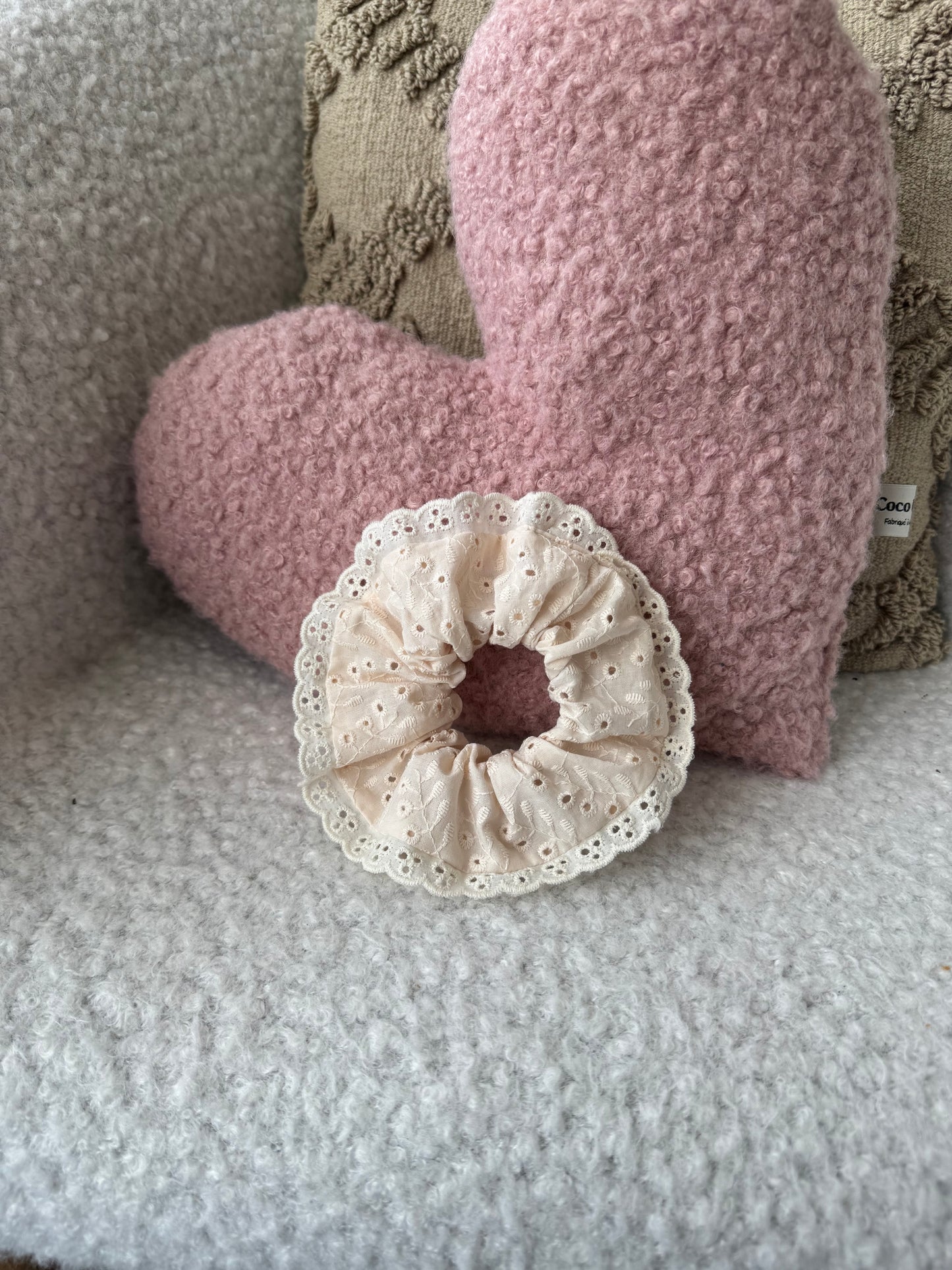 Chouchou fait main dentelle de coton ivoire