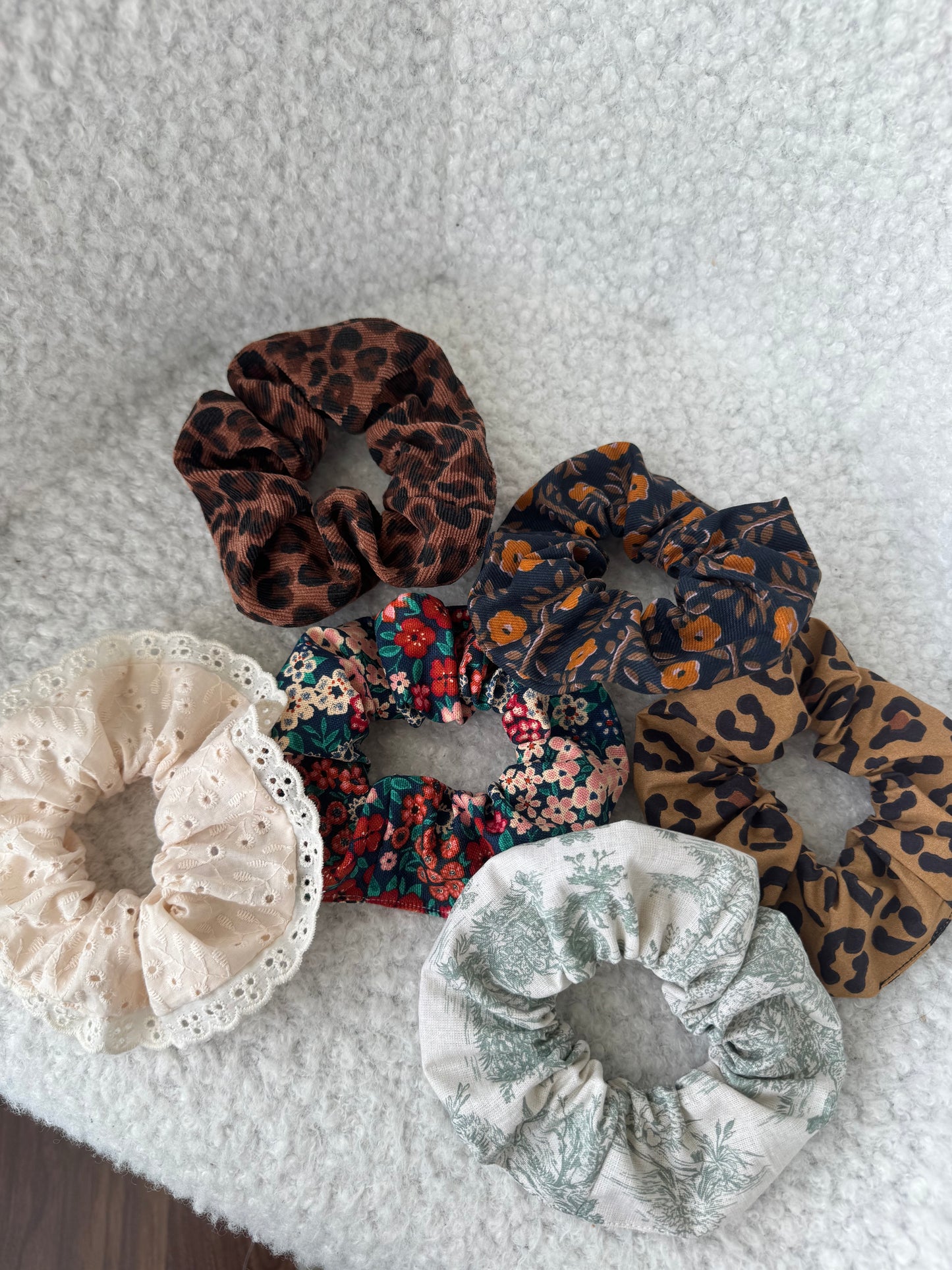 Chouchou fait main dentelle de coton ivoire