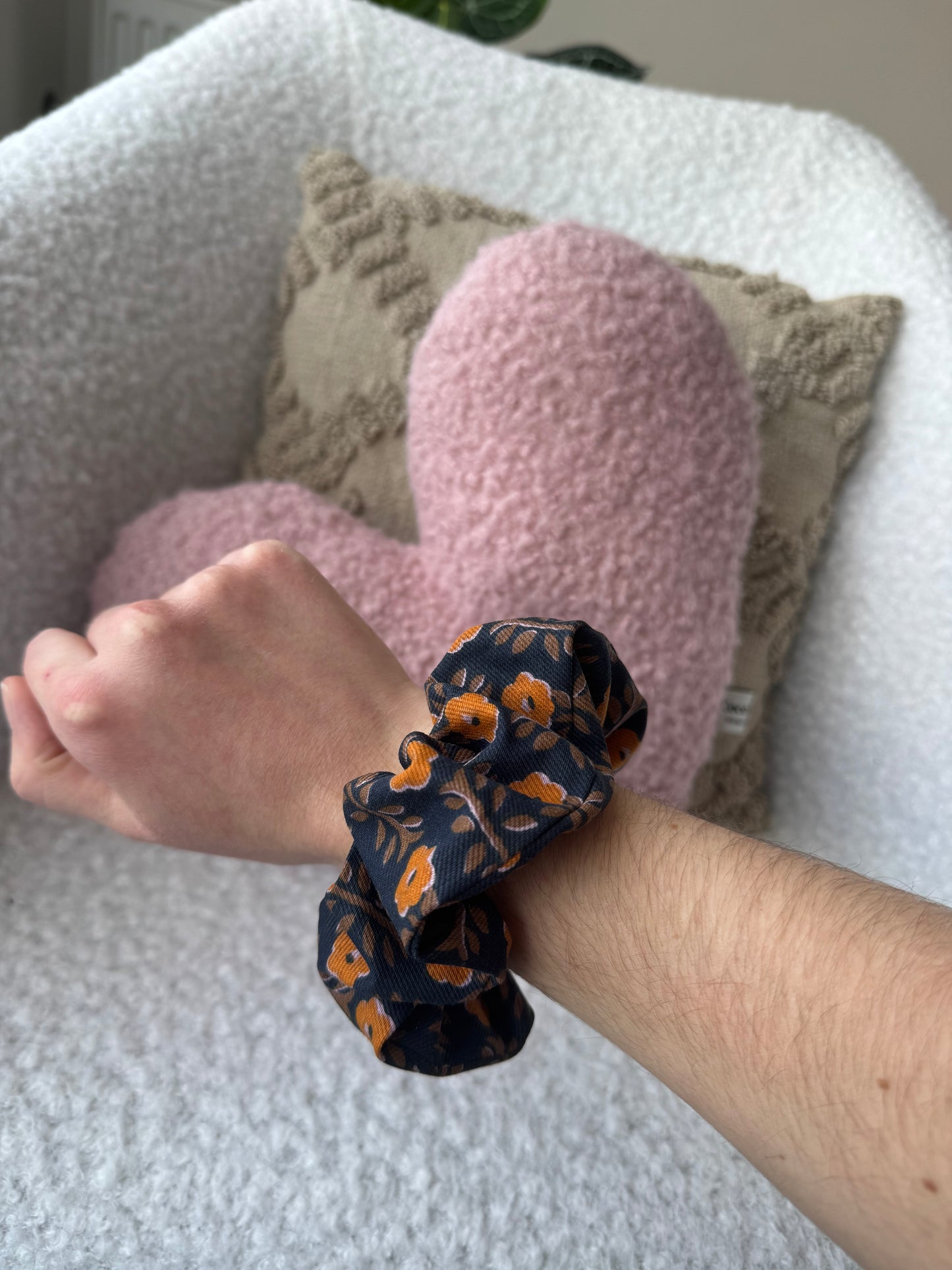 Chouchou fait main en France motif fleuri foncé