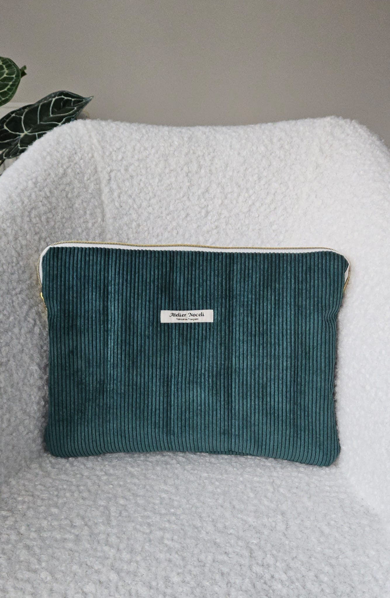 housse d'ordinateur faite main en france en velours cotelé vert sapin et doublure en toile de jouy verte chic et elegant , idée cadeau, fete de mere , anniversaire, noel