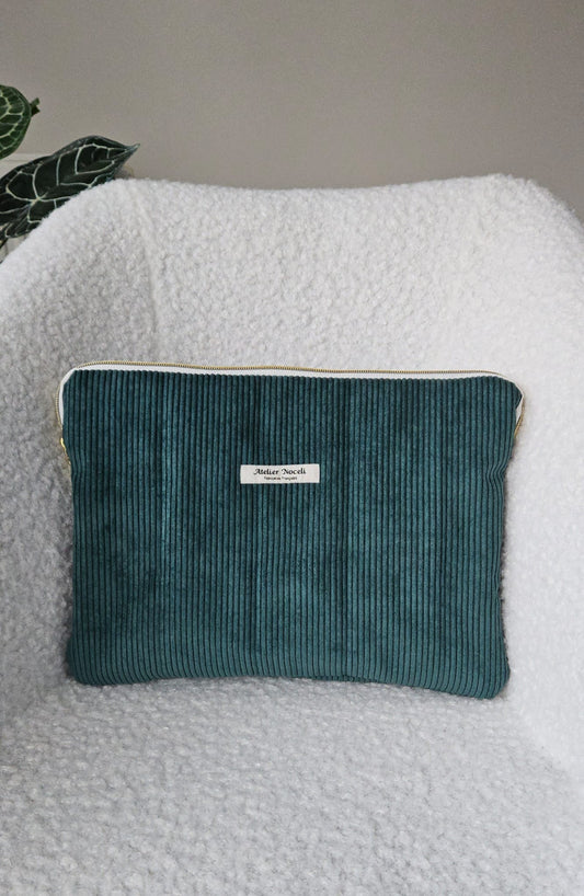 housse d'ordinateur faite main en france en velours cotelé vert sapin et doublure en toile de jouy verte chic et elegant , idée cadeau, fete de mere , anniversaire, noel