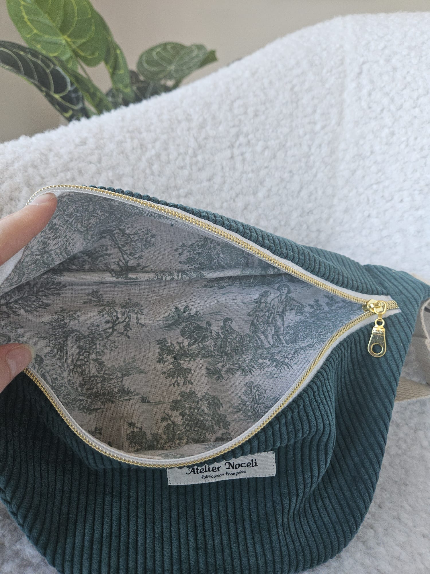 sac banane fait main en france en velours cotelé vert sapin et interieur toile de jouy vert  printanier chic et elegant , idée cadeau, fete de mere , anniversaire, noel