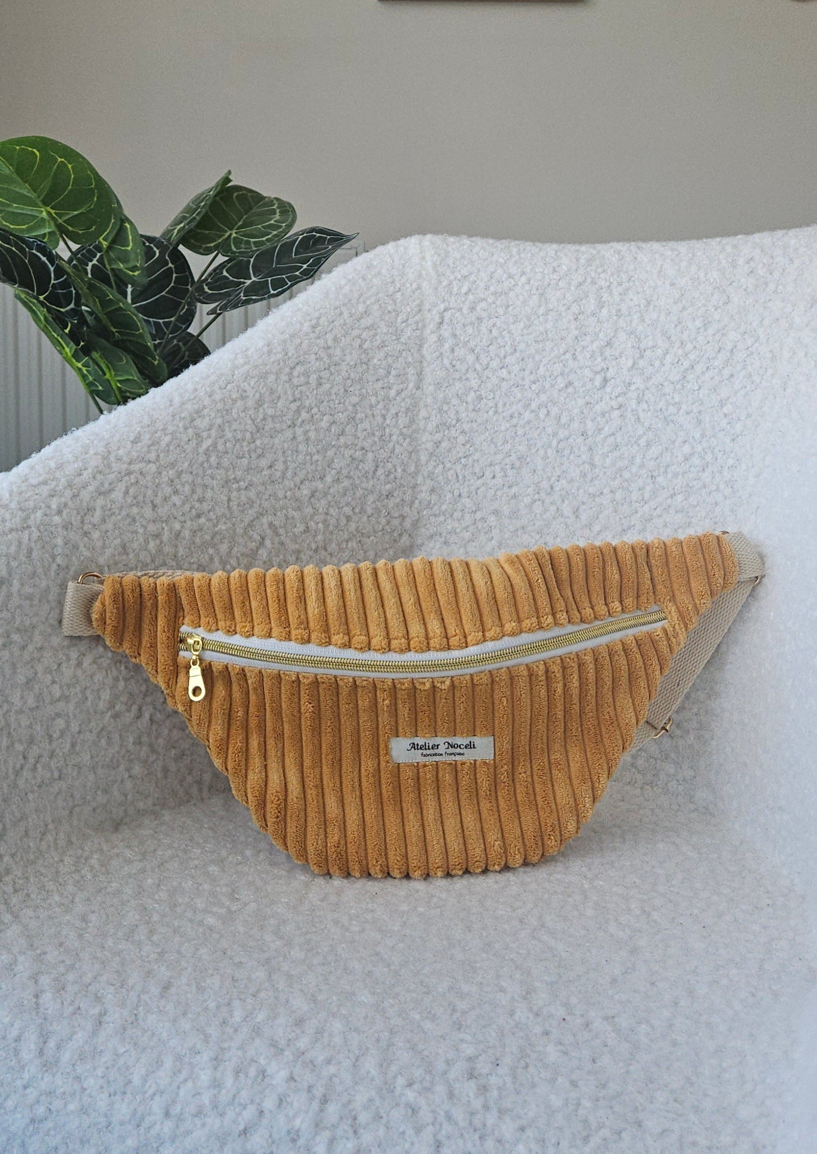 Sac banane en velours cotelé jaune moutarde fait main en france tendance personnalisable