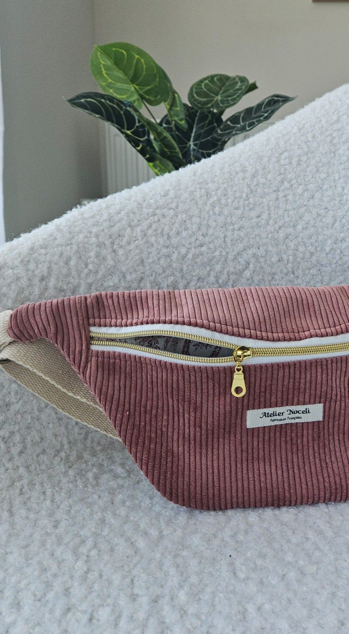 sac banane fait main en france en velours cotelé rose poudré et interieur toile de jouy rose / rouge  printanier chic et elegant , idée cadeau, fete de mere , anniversaire, noel