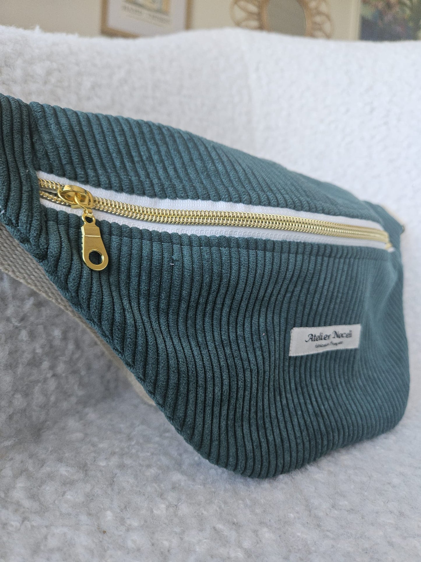 sac banane fait main en france en velours cotelé vert sapin et interieur toile de jouy vert  printanier chic et elegant , idée cadeau, fete de mere , anniversaire, noel