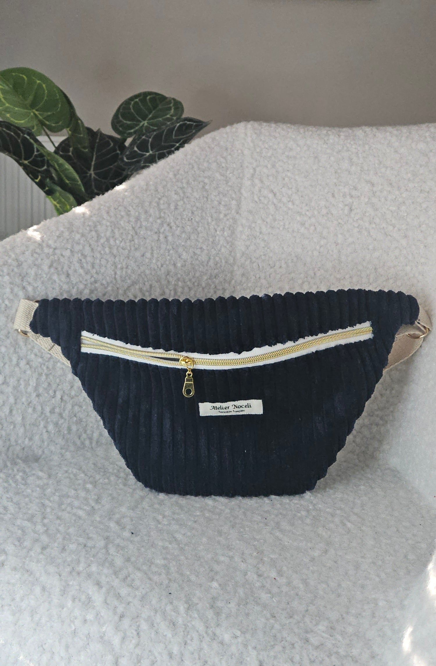 sac banane fait main en france en velours cotelé bleu marine tendance