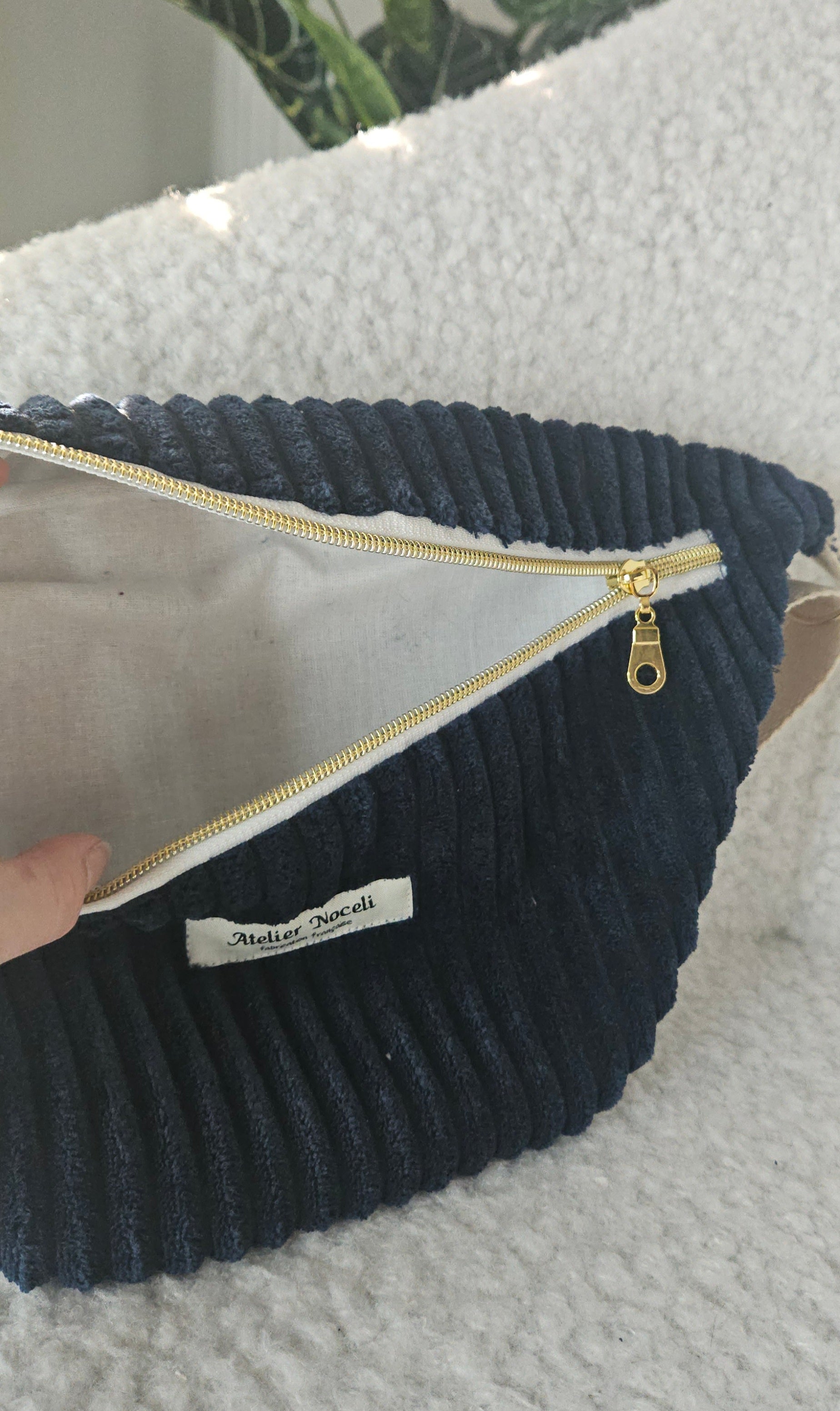 sac banane fait main en france en velours cotelé bleu marine tendance