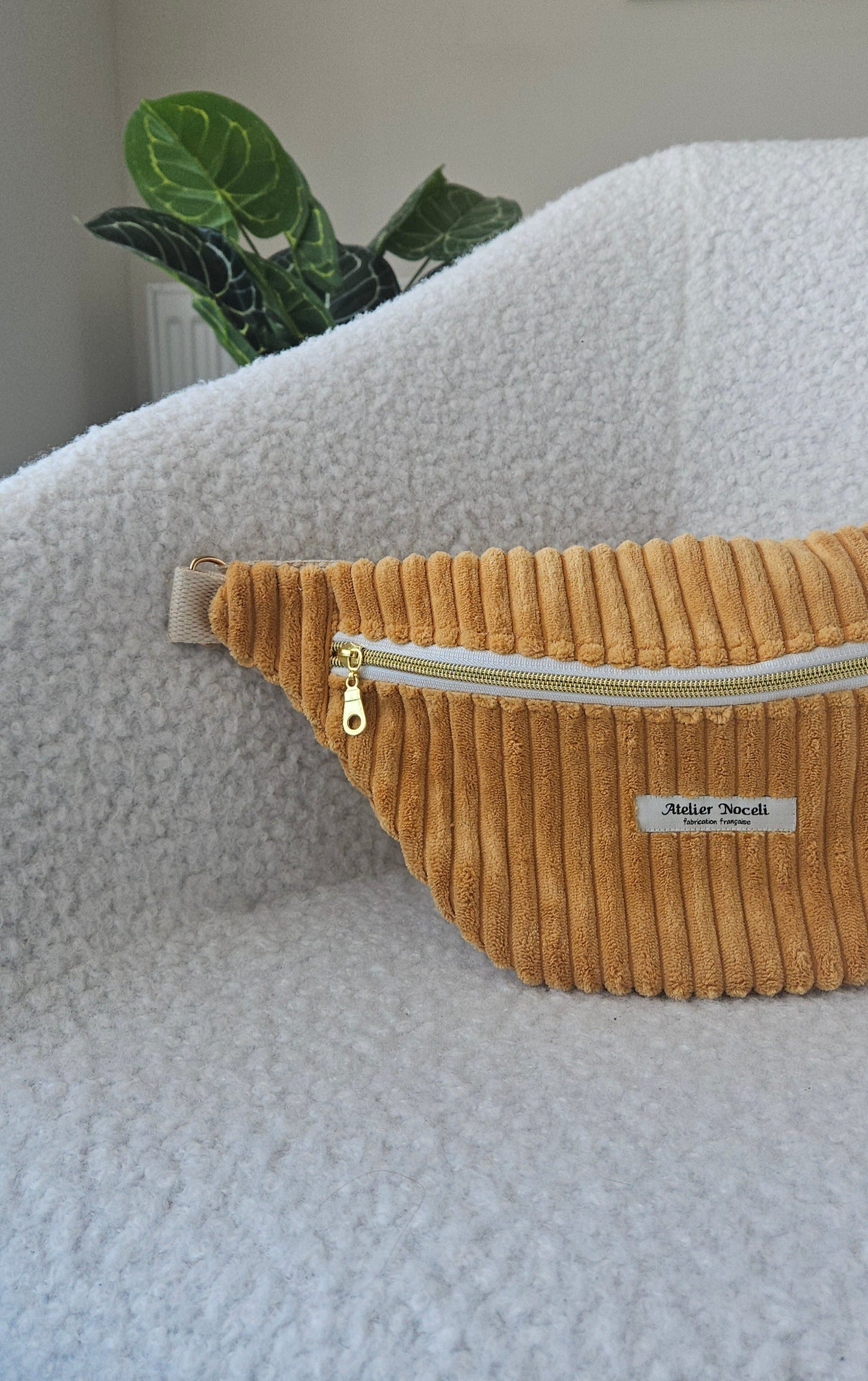 Sac banane en velours cotelé jaune moutarde fait main en france tendance personnalisable