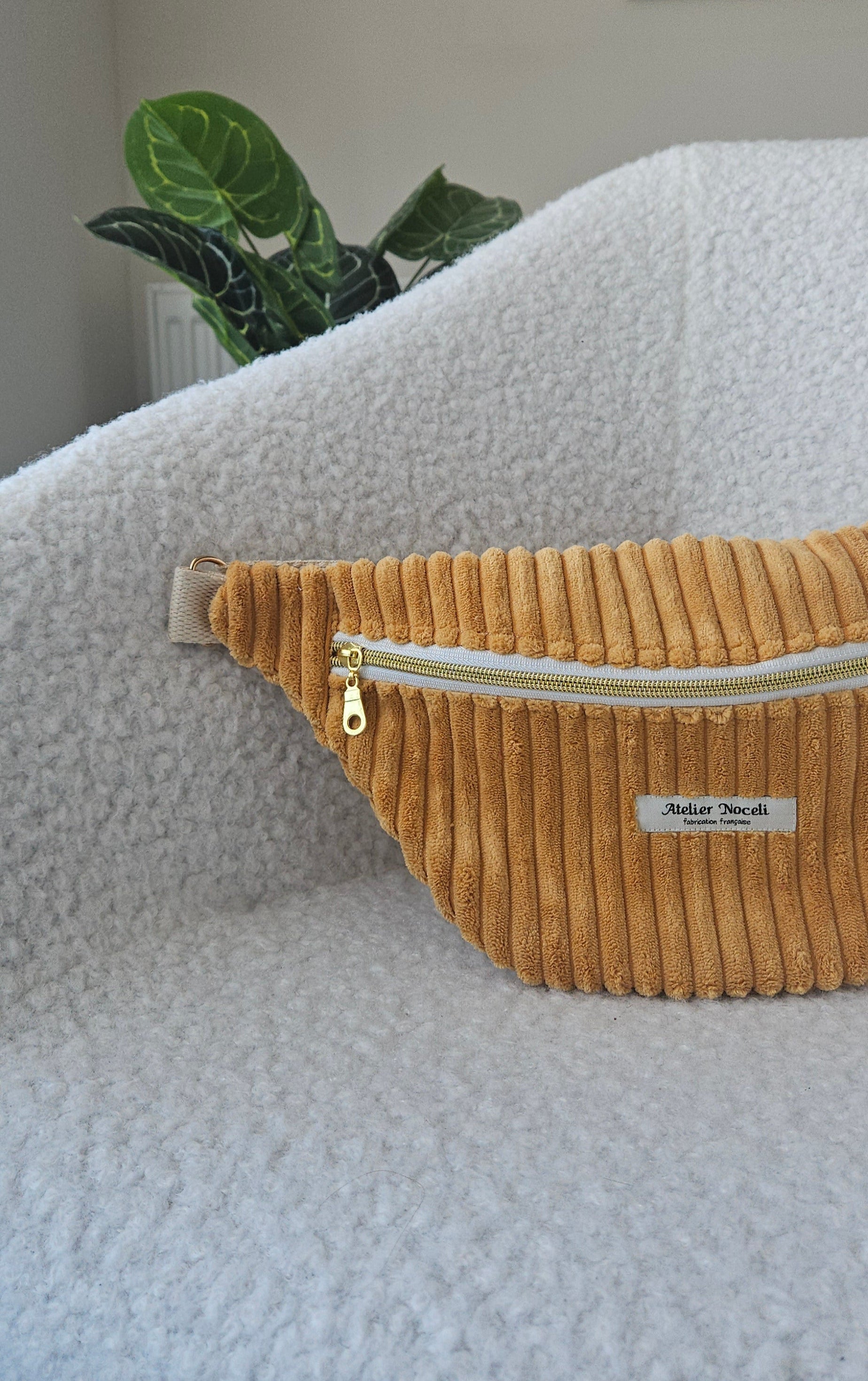 Sac banane en velours cotelé jaune moutarde fait main en france tendance personnalisable