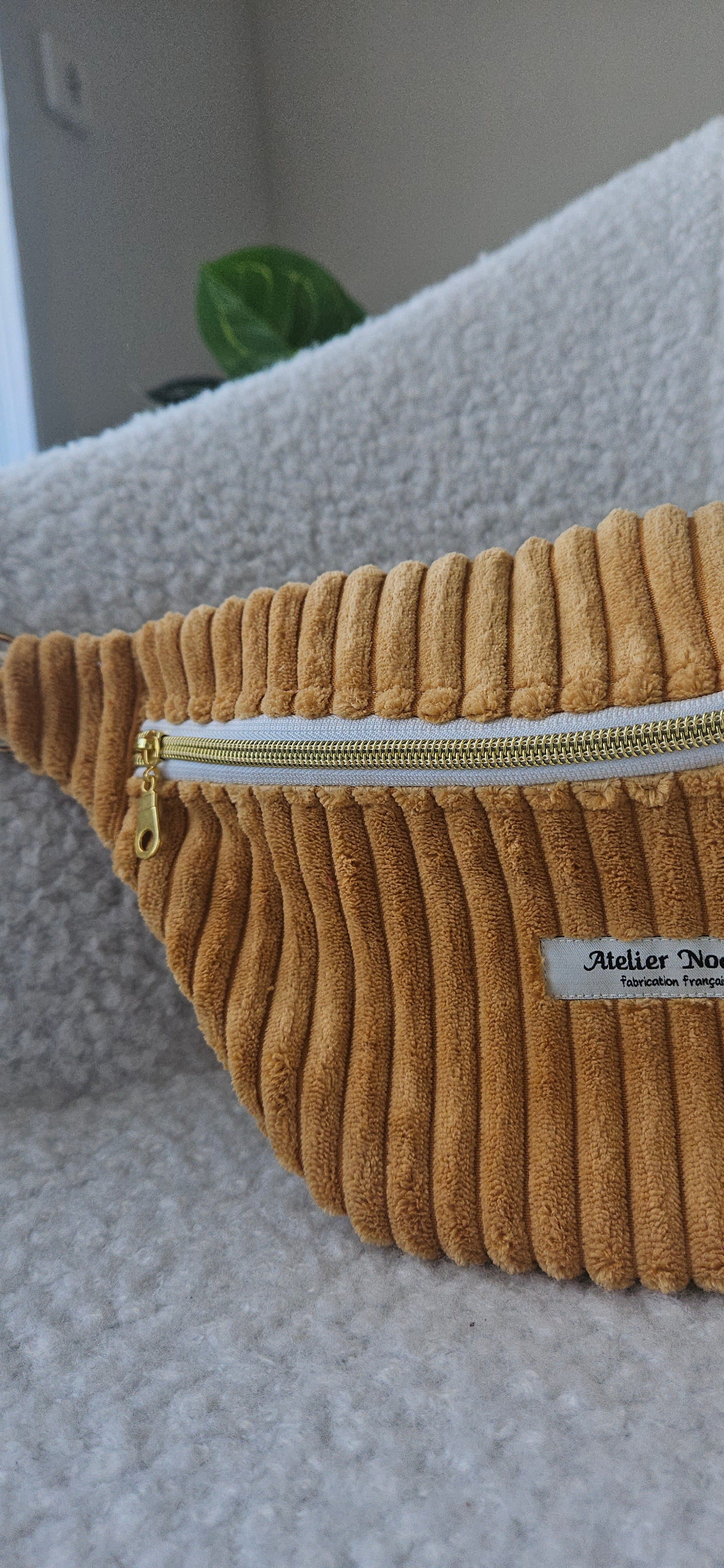 Sac banane en velours cotelé jaune moutarde fait main en france tendance personnalisable