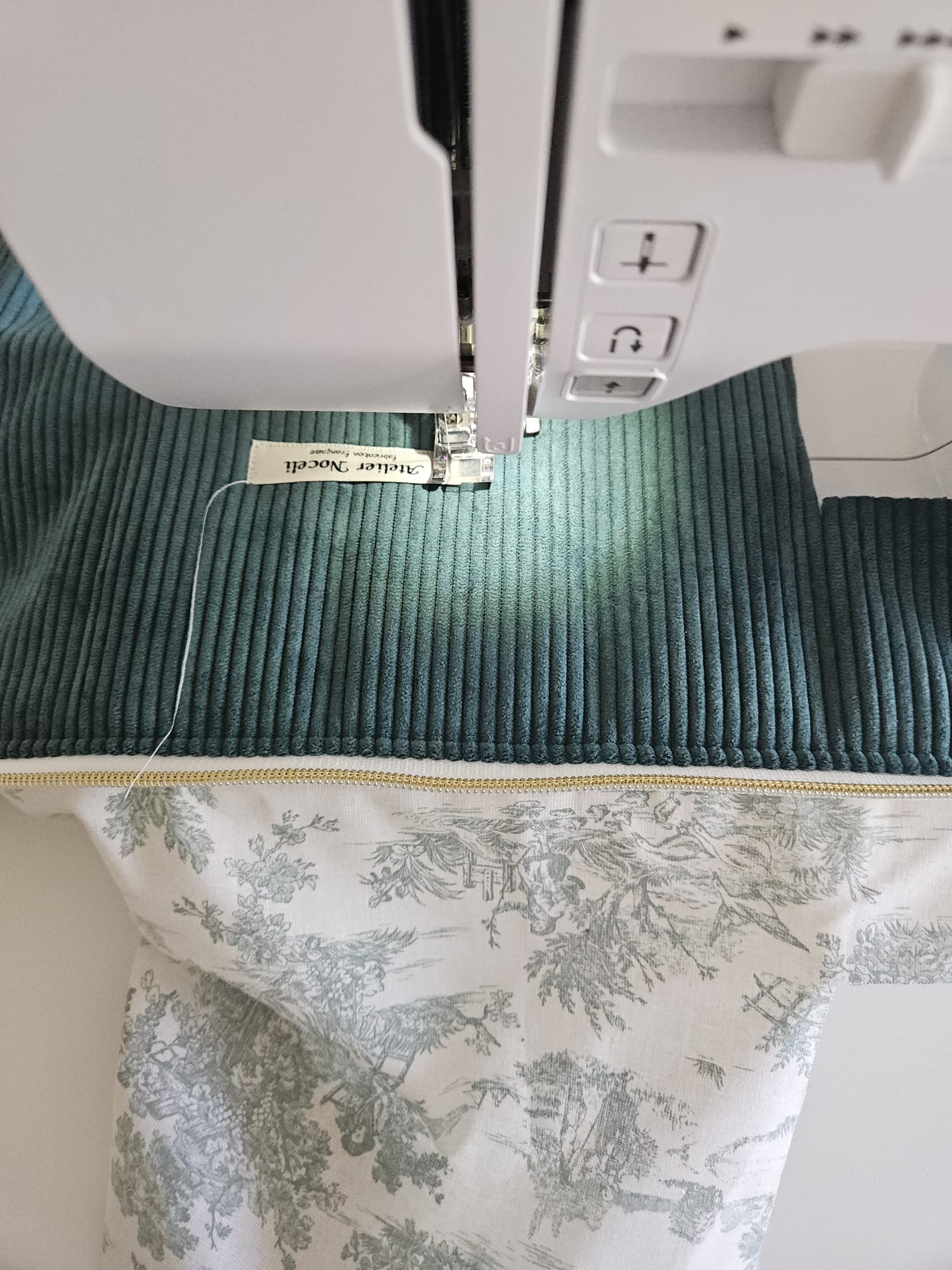 housse d'ordinateur faite main en france  toile de jouy verte et velours vert sapin  printanier chic et elegant , idée cadeau, fete de mere , anniversaire, noel