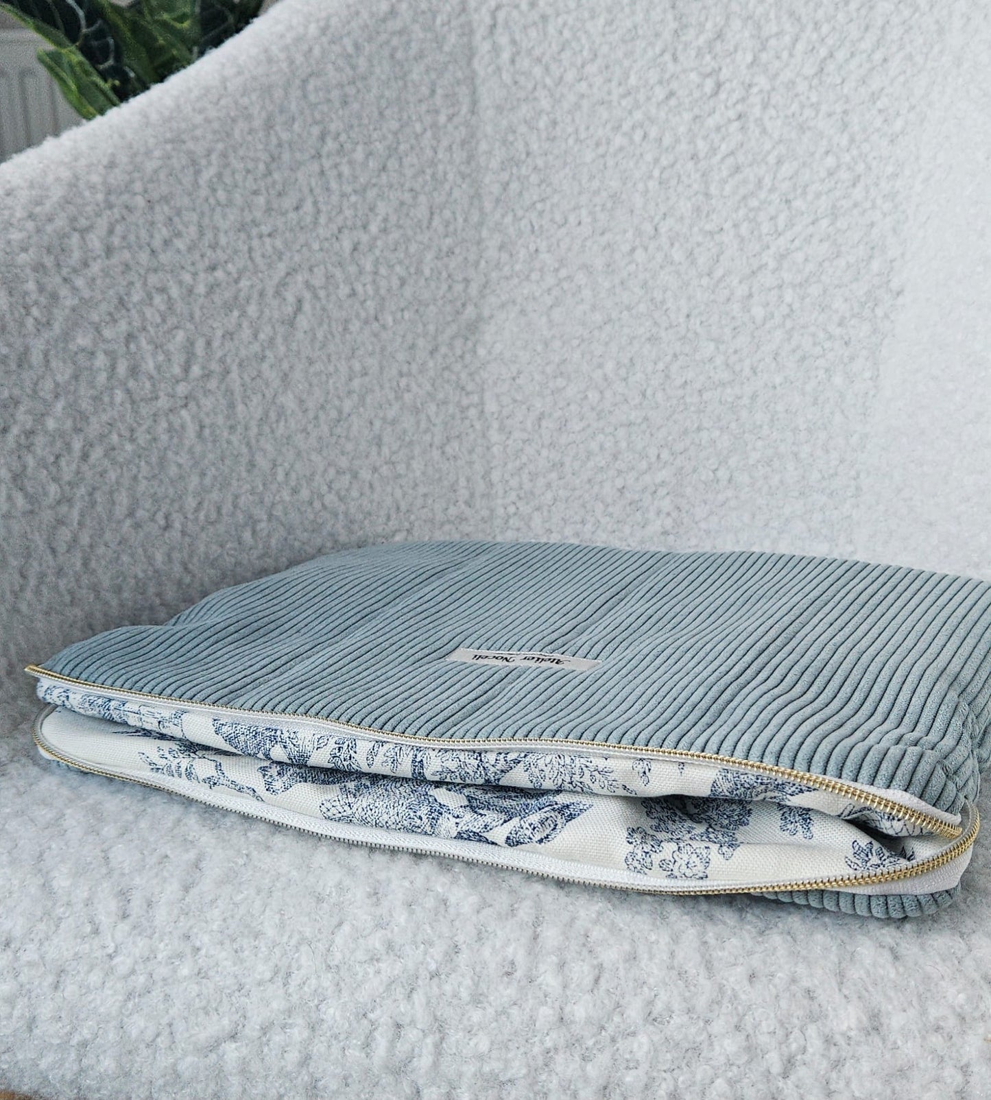 housse d'ordinateur faite main en france en velours cotelé bleu ciel et doublure  toile de jouy bleue printanier chic et elegant , idée cadeau, fete de mere , anniversaire, noel