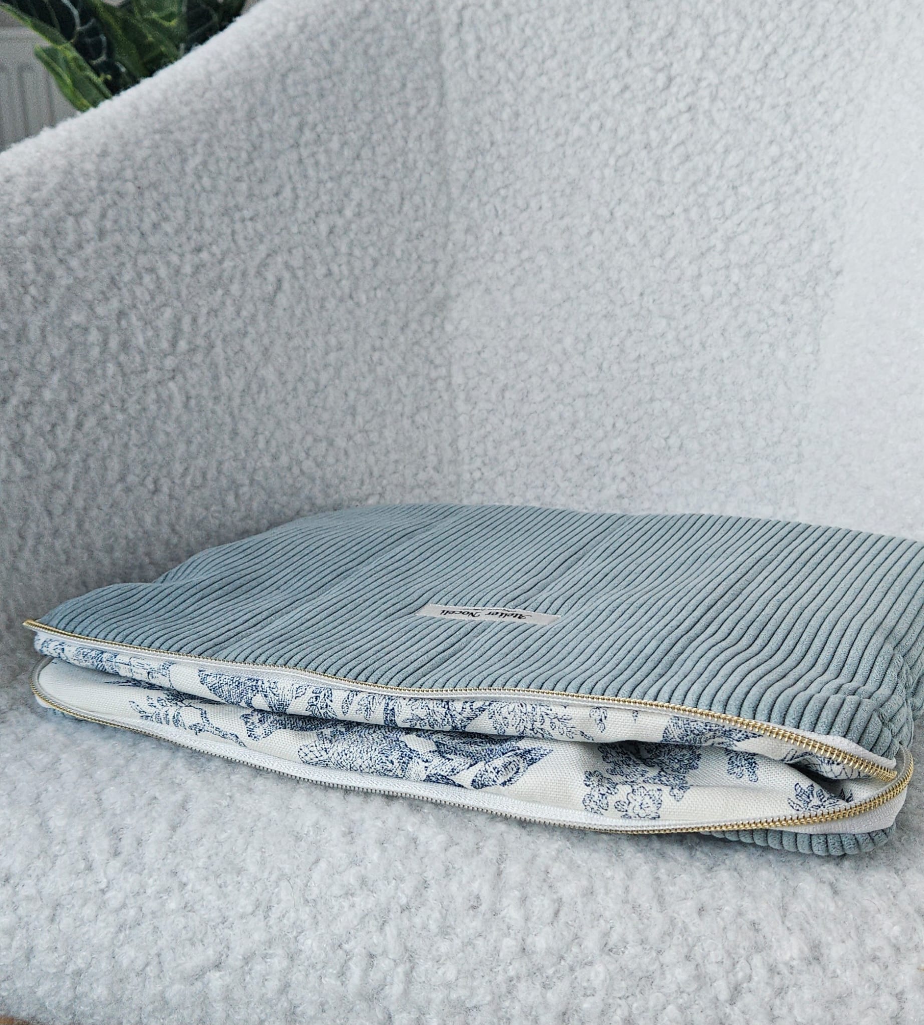 housse d'ordinateur faite main en france en velours cotelé bleu ciel et doublure  toile de jouy bleue printanier chic et elegant , idée cadeau, fete de mere , anniversaire, noel