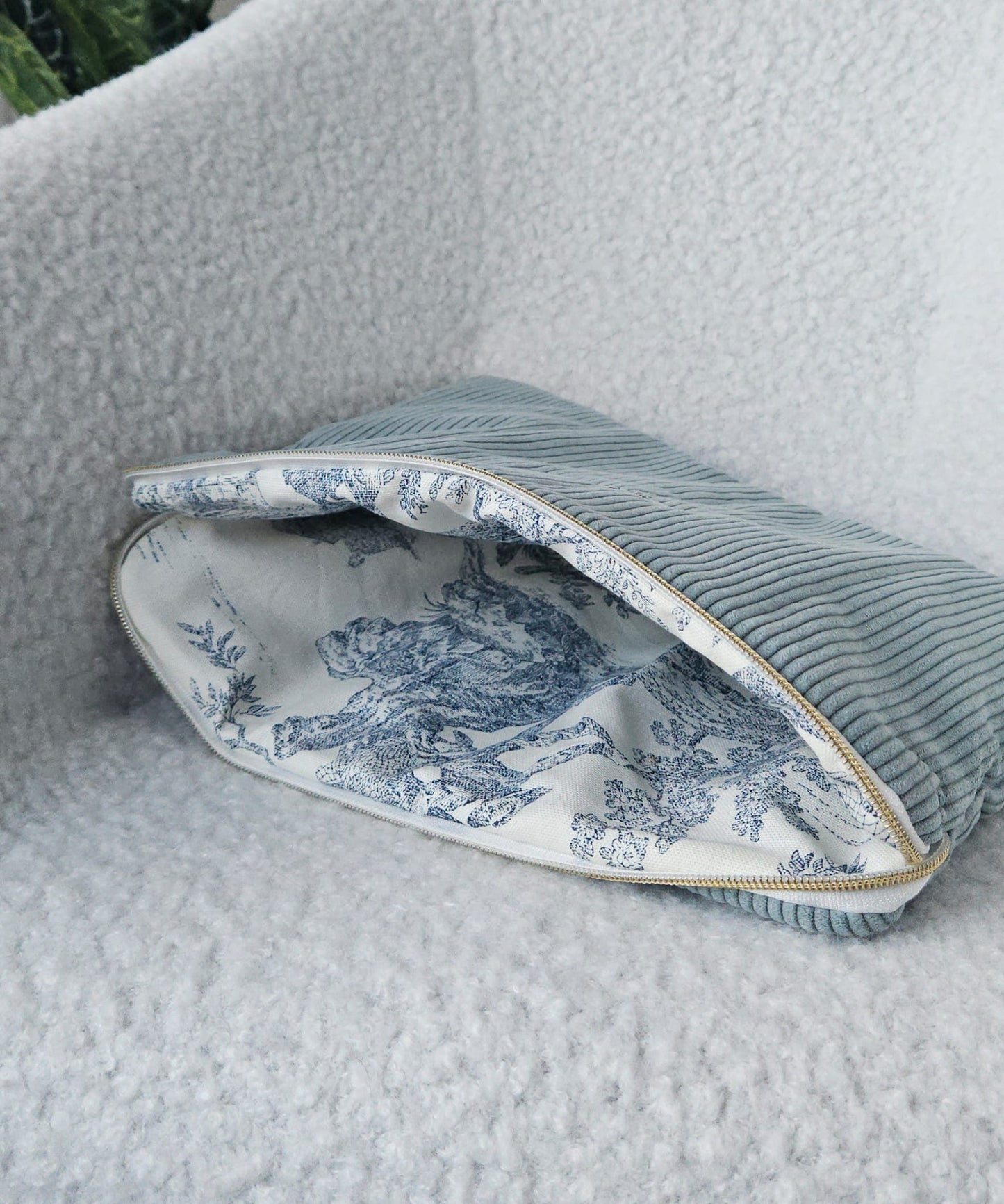 housse d'ordinateur faite main en france en velours cotelé bleu ciel et doublure  toile de jouy bleue printanier chic et elegant , idée cadeau, fete de mere , anniversaire, noel