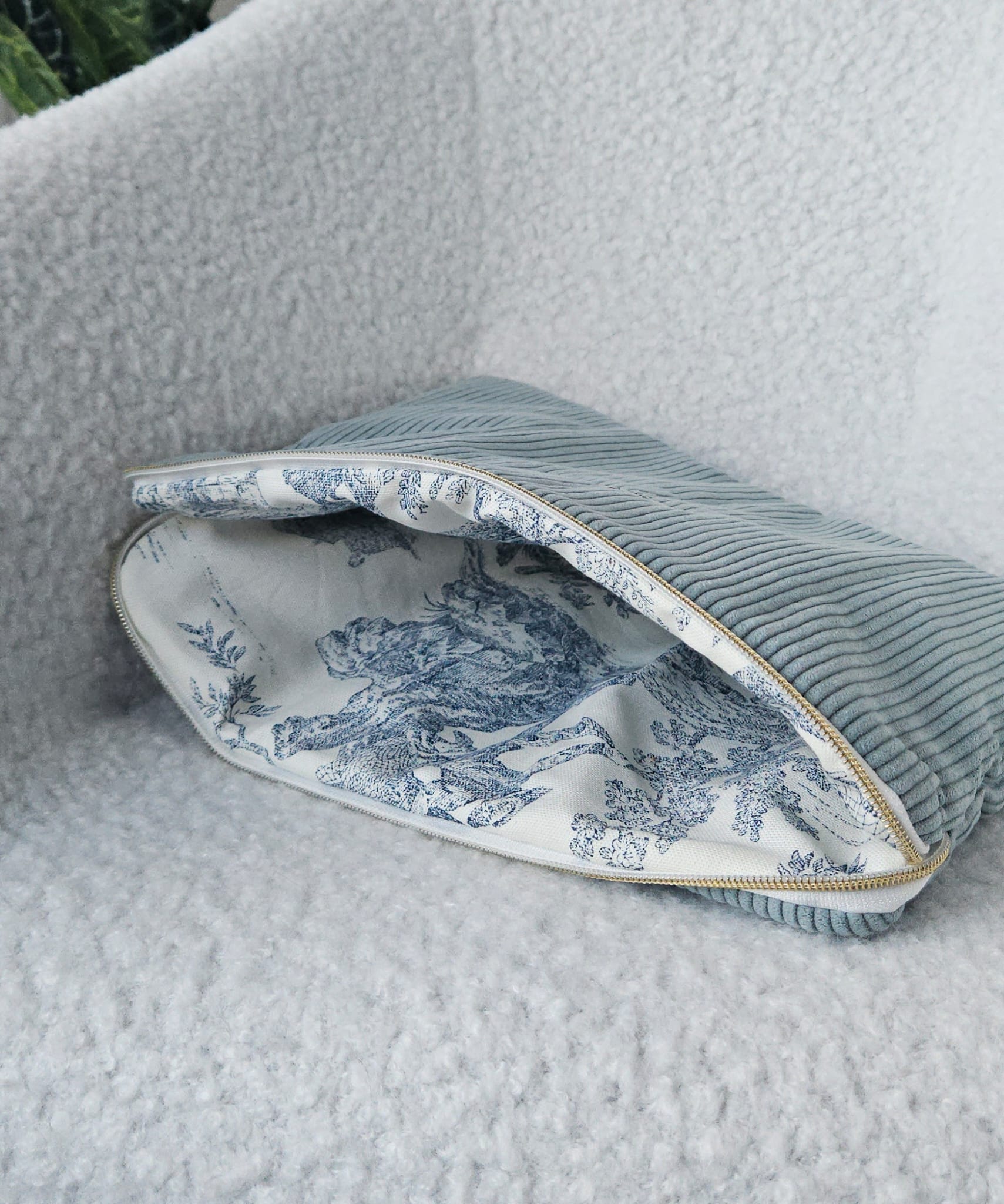 housse d'ordinateur faite main en france en velours cotelé bleu ciel et doublure  toile de jouy bleue printanier chic et elegant , idée cadeau, fete de mere , anniversaire, noel