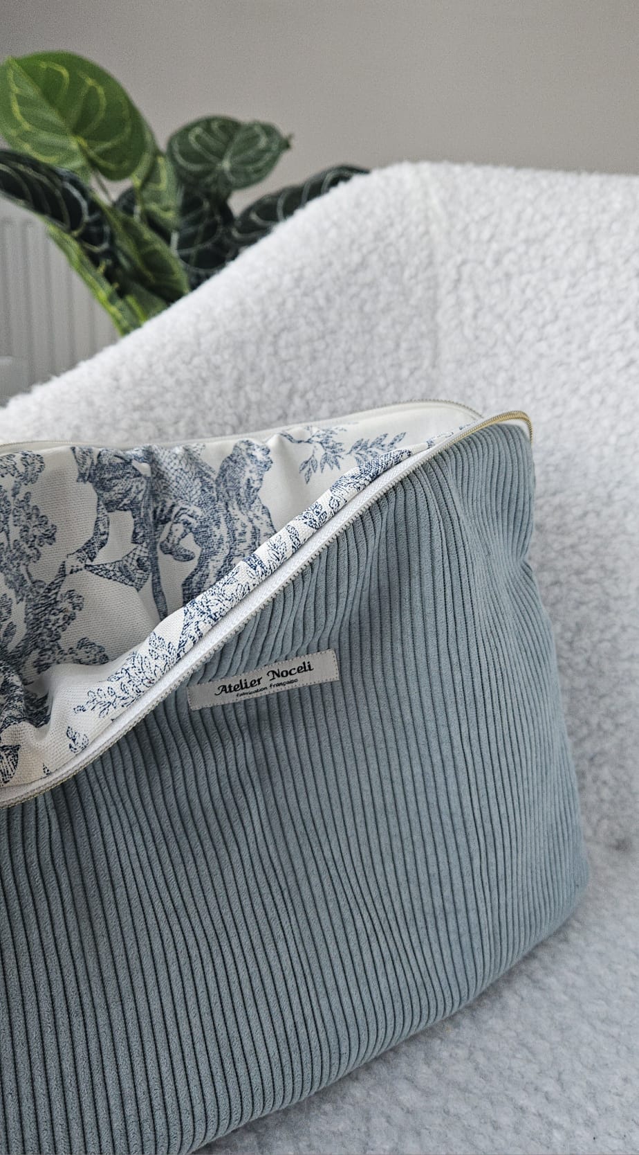 housse d'ordinateur faite main en france en velours cotelé bleu ciel et doublure  toile de jouy bleue printanier chic et elegant , idée cadeau, fete de mere , anniversaire, noel