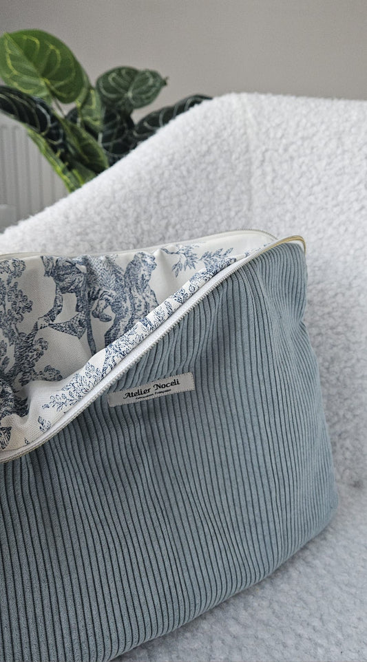 housse d'ordinateur faite main en france en velours cotelé bleu ciel et doublure  toile de jouy bleue printanier chic et elegant , idée cadeau, fete de mere , anniversaire, noel
