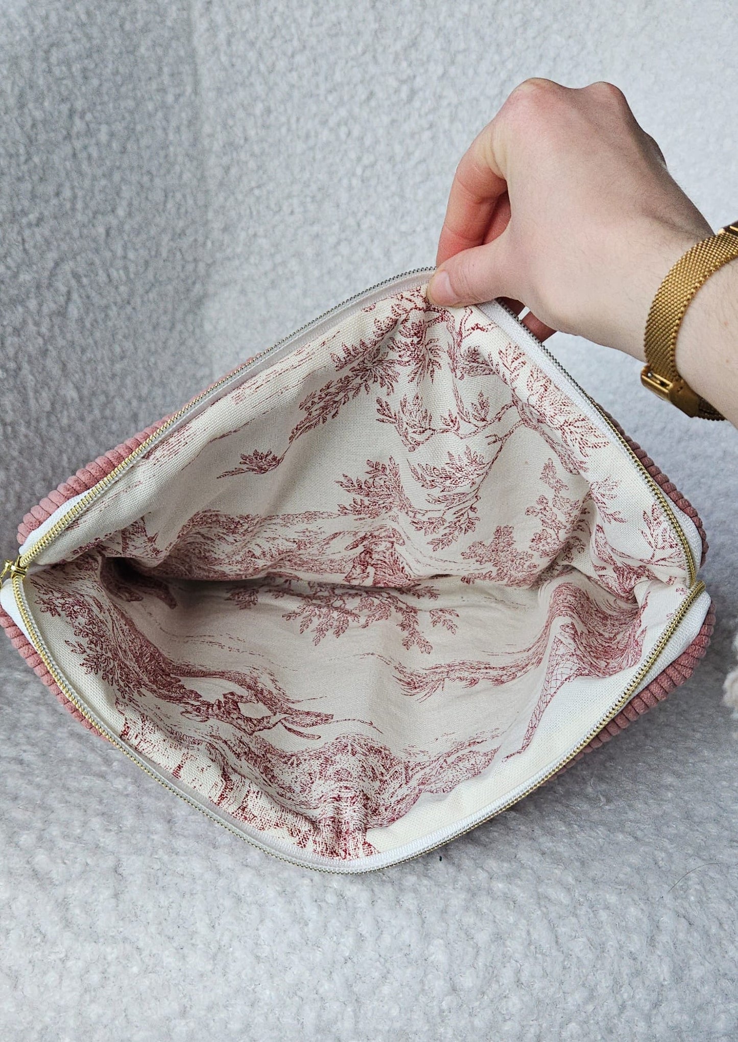 housse d'ordinateur faite main en france en velours cotelé rose poudré et doublure en toile de jouy rouge  chic et elegant , idée cadeau, fete de mere , anniversaire, noel