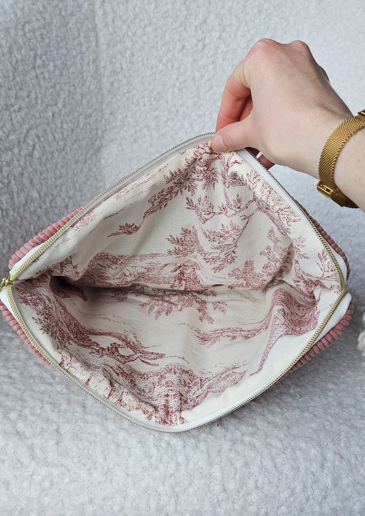 housse d'ordinateur faite main en france en velours cotelé rose poudré et doublure en toile de jouy rouge  chic et elegant , idée cadeau, fete de mere , anniversaire, noel