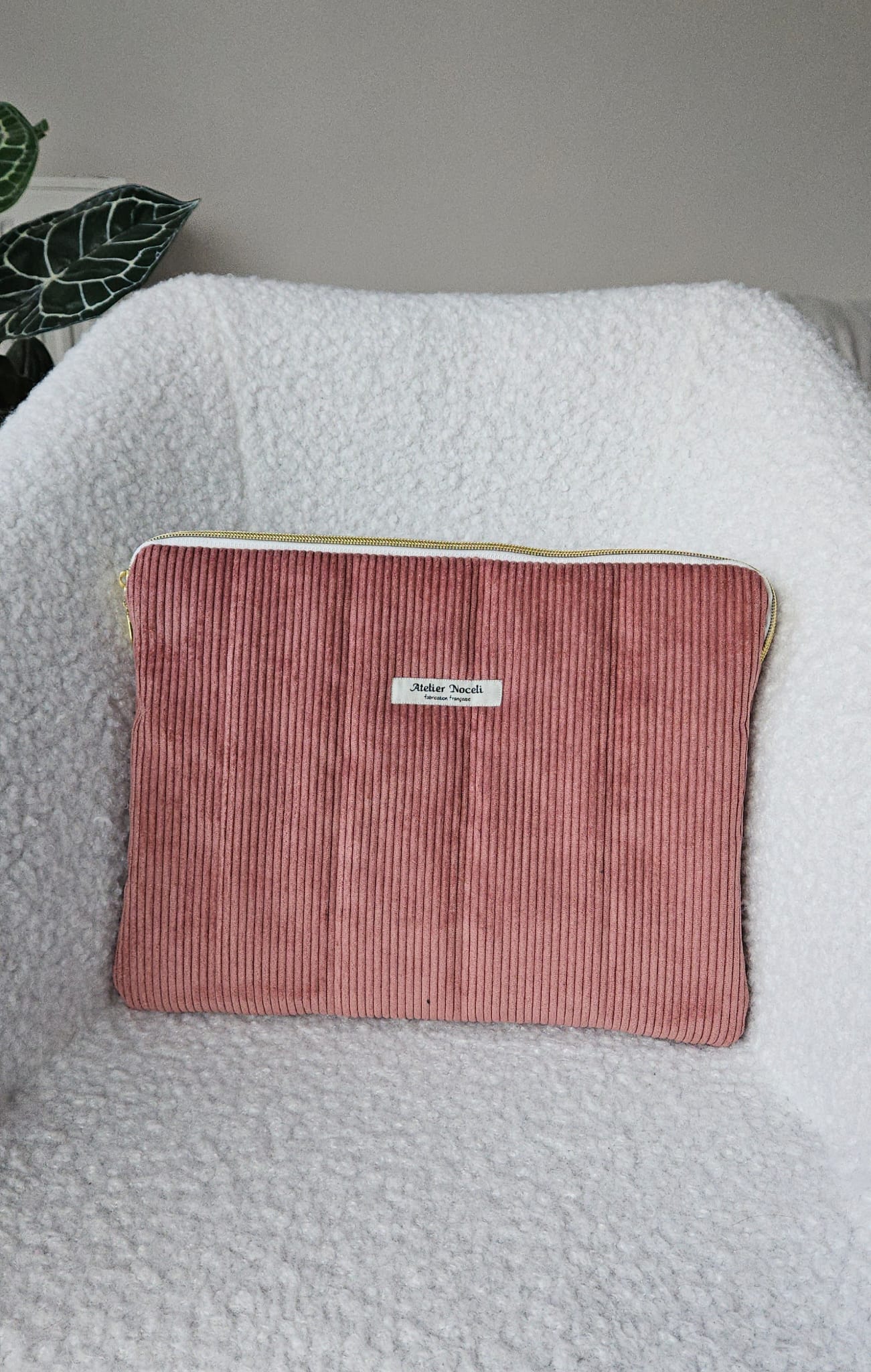 housse d'ordinateur faite main en france en velours cotelé rose poudré et doublure en toile de jouy rouge  chic et elegant , idée cadeau, fete de mere , anniversaire, noel
