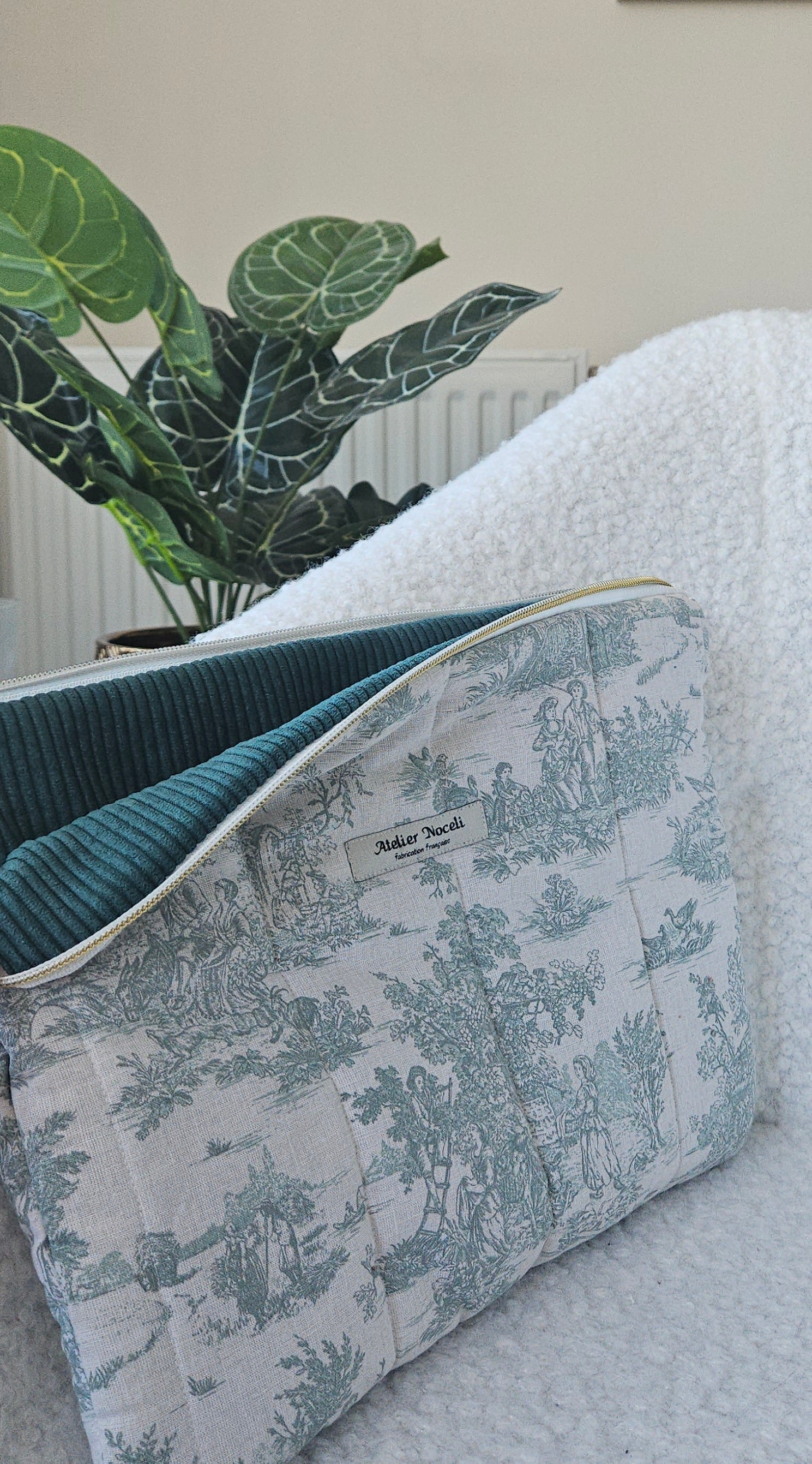 housse d'ordinateur faite main en france  toile de jouy verte et velours vert sapin  printanier chic et elegant , idée cadeau, fete de mere , anniversaire, noel