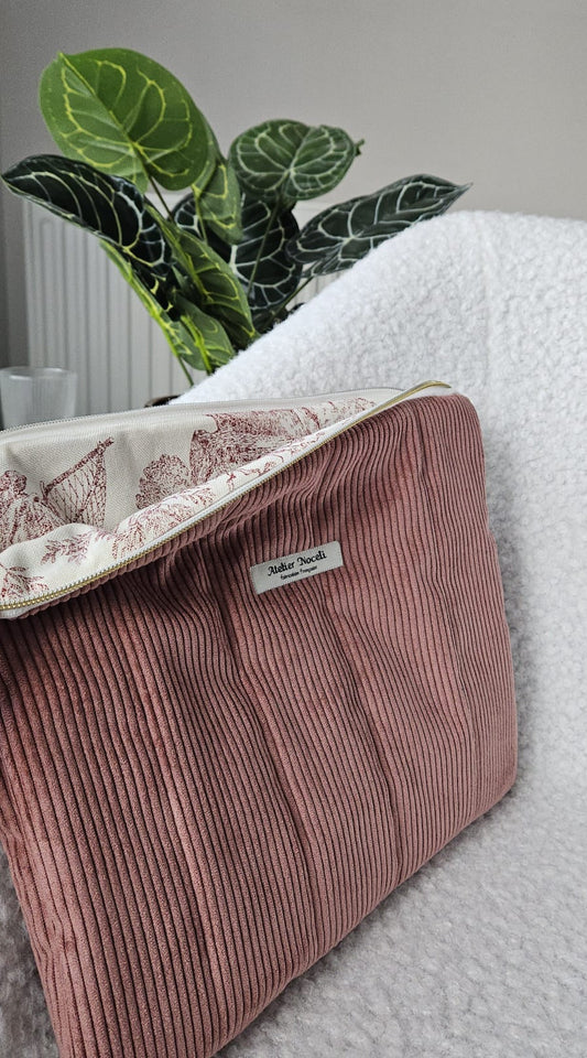 housse d'ordinateur faite main en france en velours cotelé rose poudré et doublure en toile de jouy rouge  chic et elegant , idée cadeau, fete de mere , anniversaire, noel