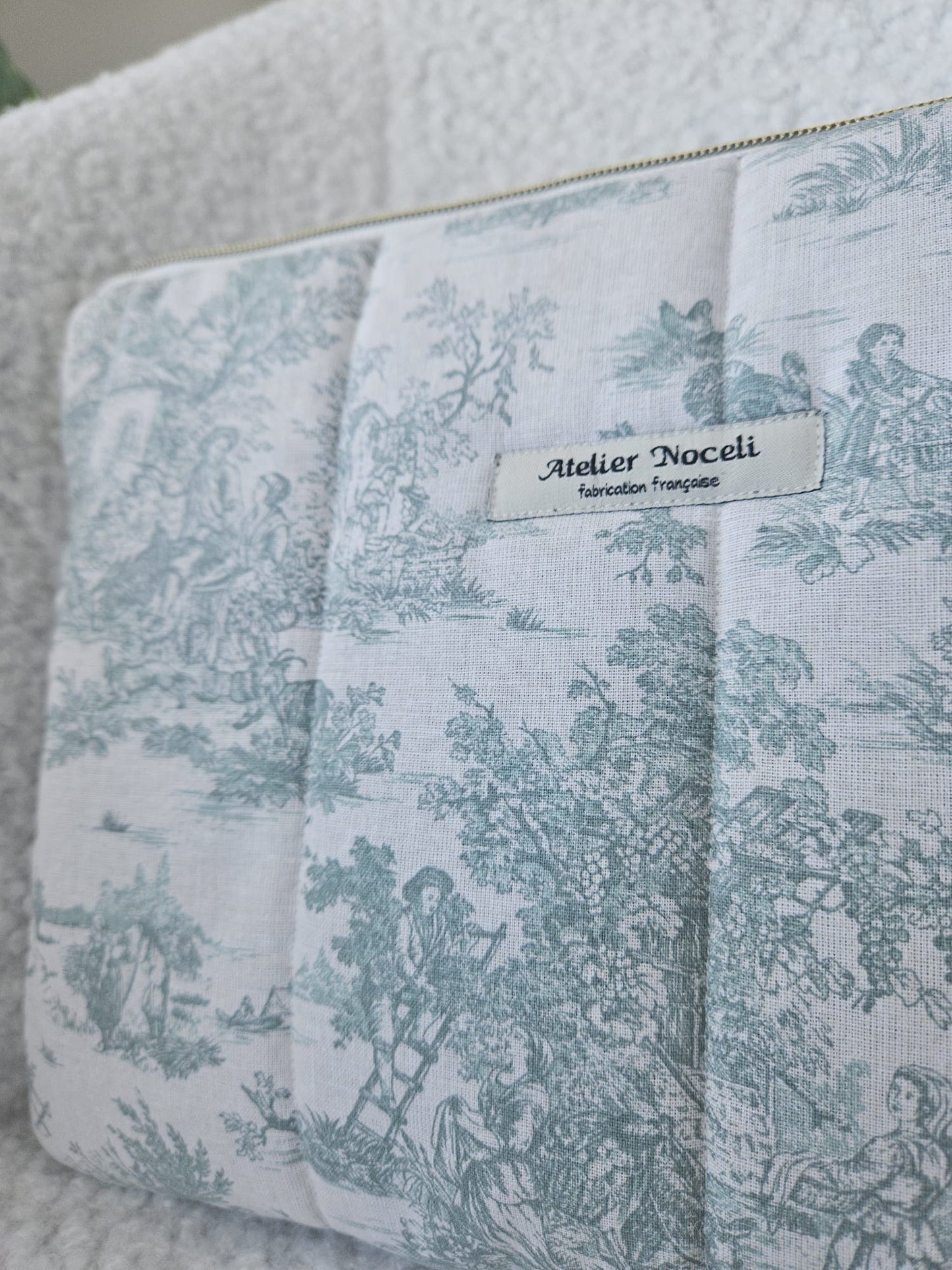 housse d'ordinateur faite main en france  toile de jouy verte et velours vert sapin  printanier chic et elegant , idée cadeau, fete de mere , anniversaire, noel