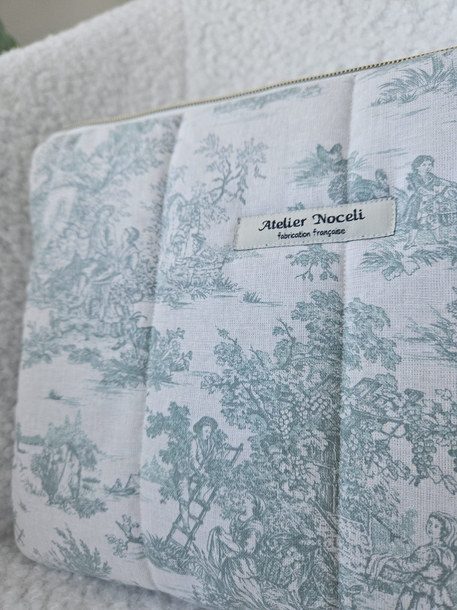 housse d'ordinateur faite main en france  toile de jouy verte et velours vert sapin  printanier chic et elegant , idée cadeau, fete de mere , anniversaire, noel