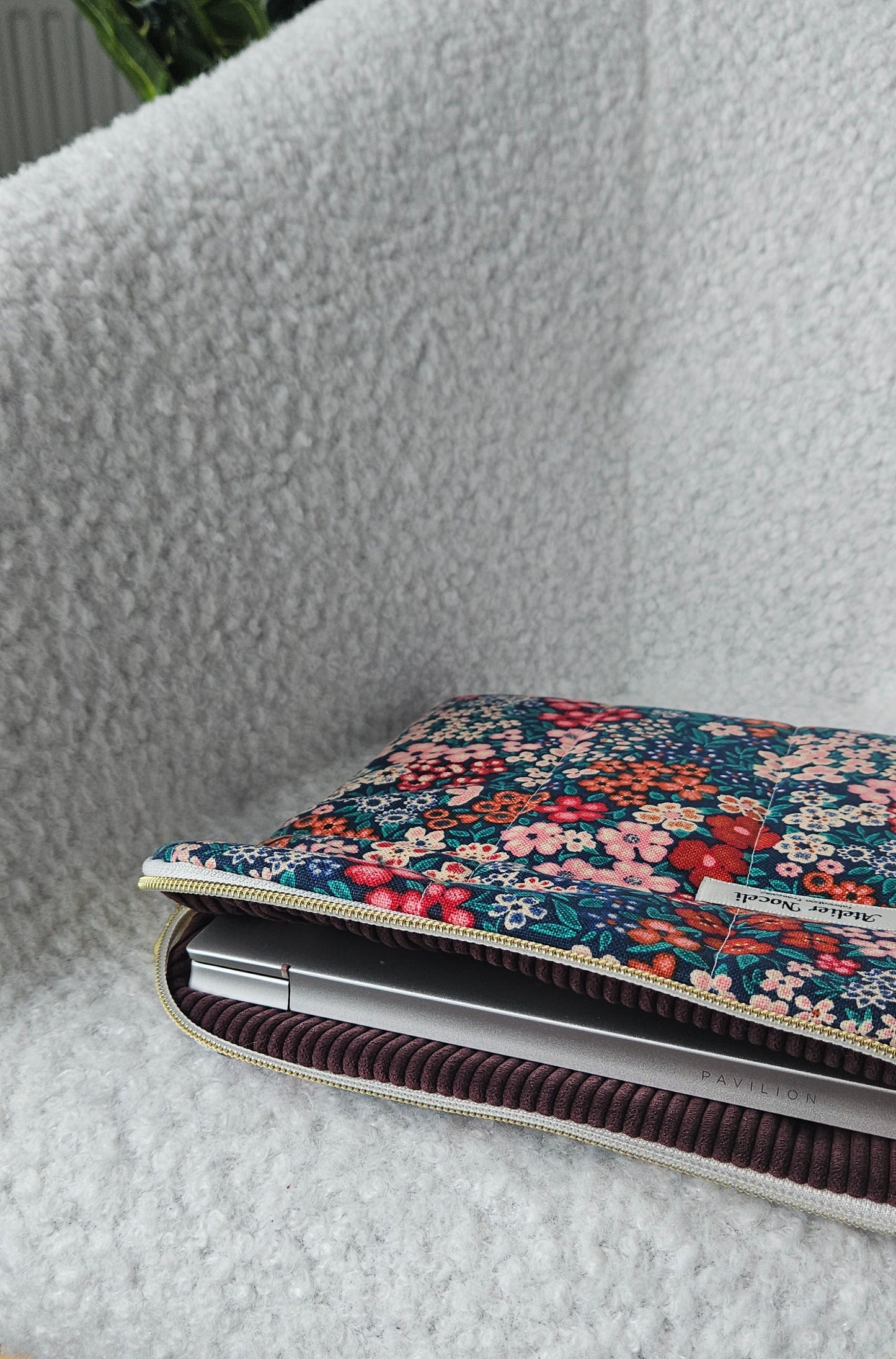 housse d'ordinateur faite main en france en velours cotelé prune violet et tissu fleuri  printanier chic et elegant , idée cadeau, fete de mere , anniversaire, noel