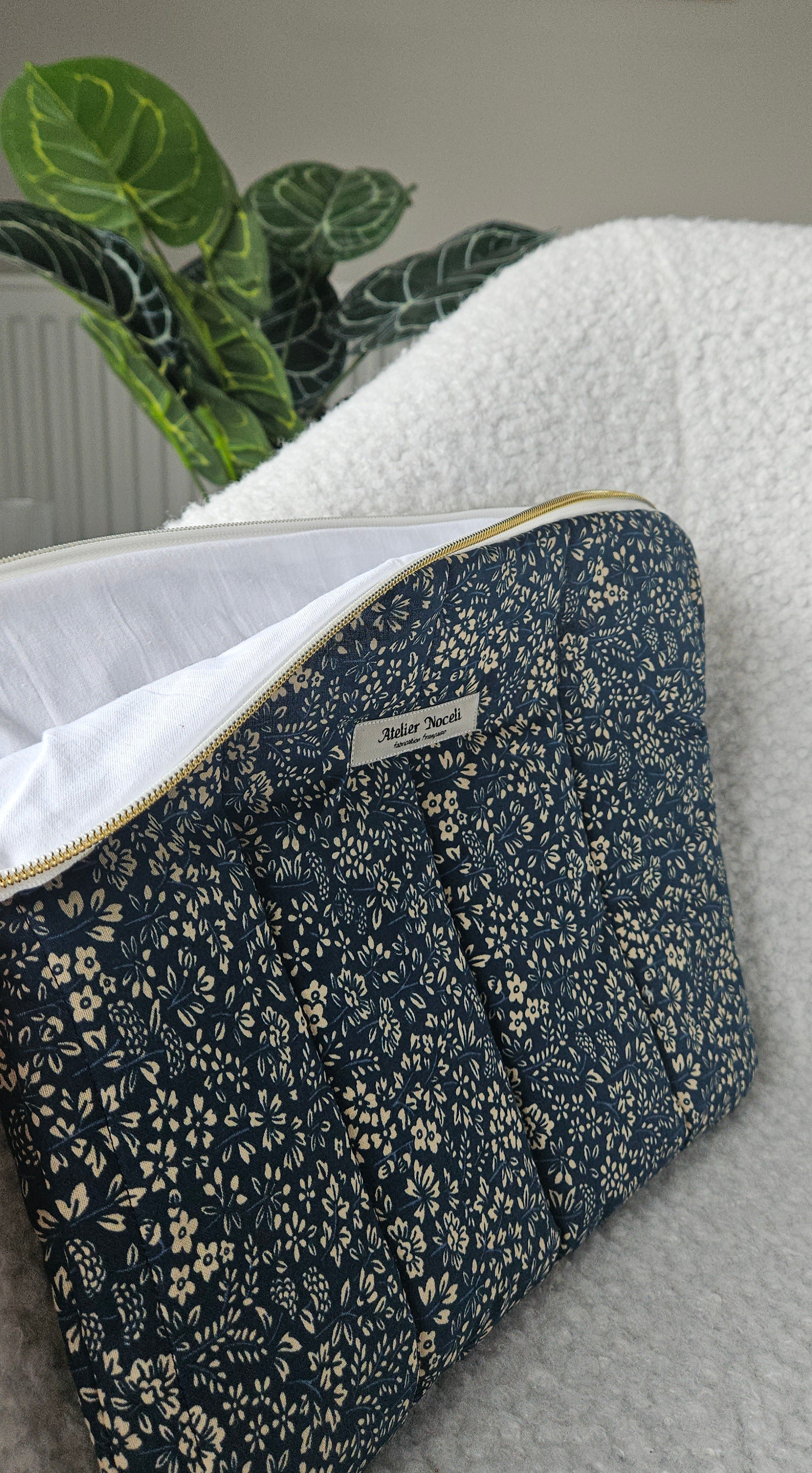 housse d'ordinateur faite main en france  tissu fleuri bleu  printanier chic et elegant , idée cadeau, fete de mere , anniversaire, noel