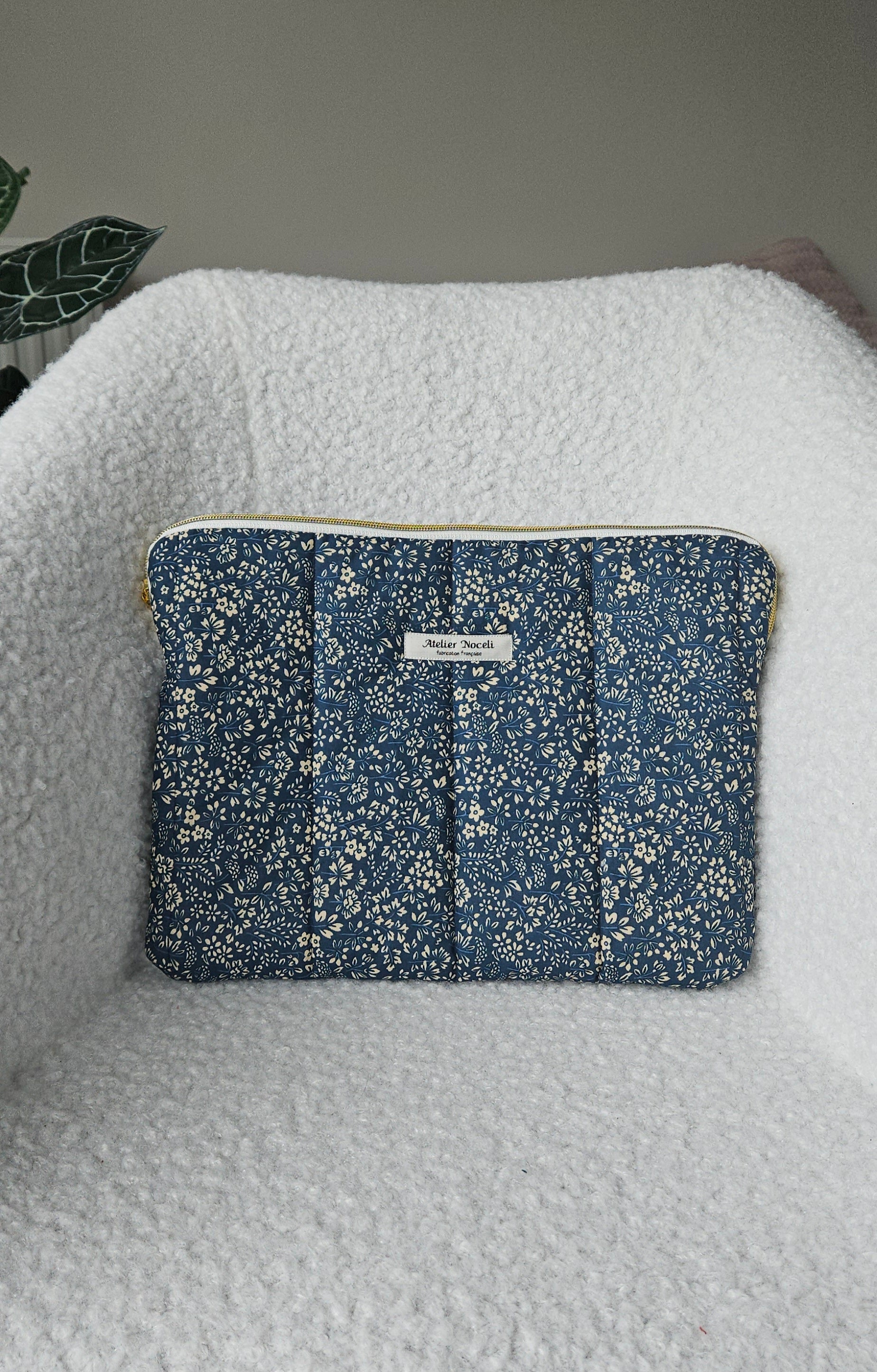 housse d'ordinateur faite main en france  tissu fleuri bleu  printanier chic et elegant , idée cadeau, fete de mere , anniversaire, noel