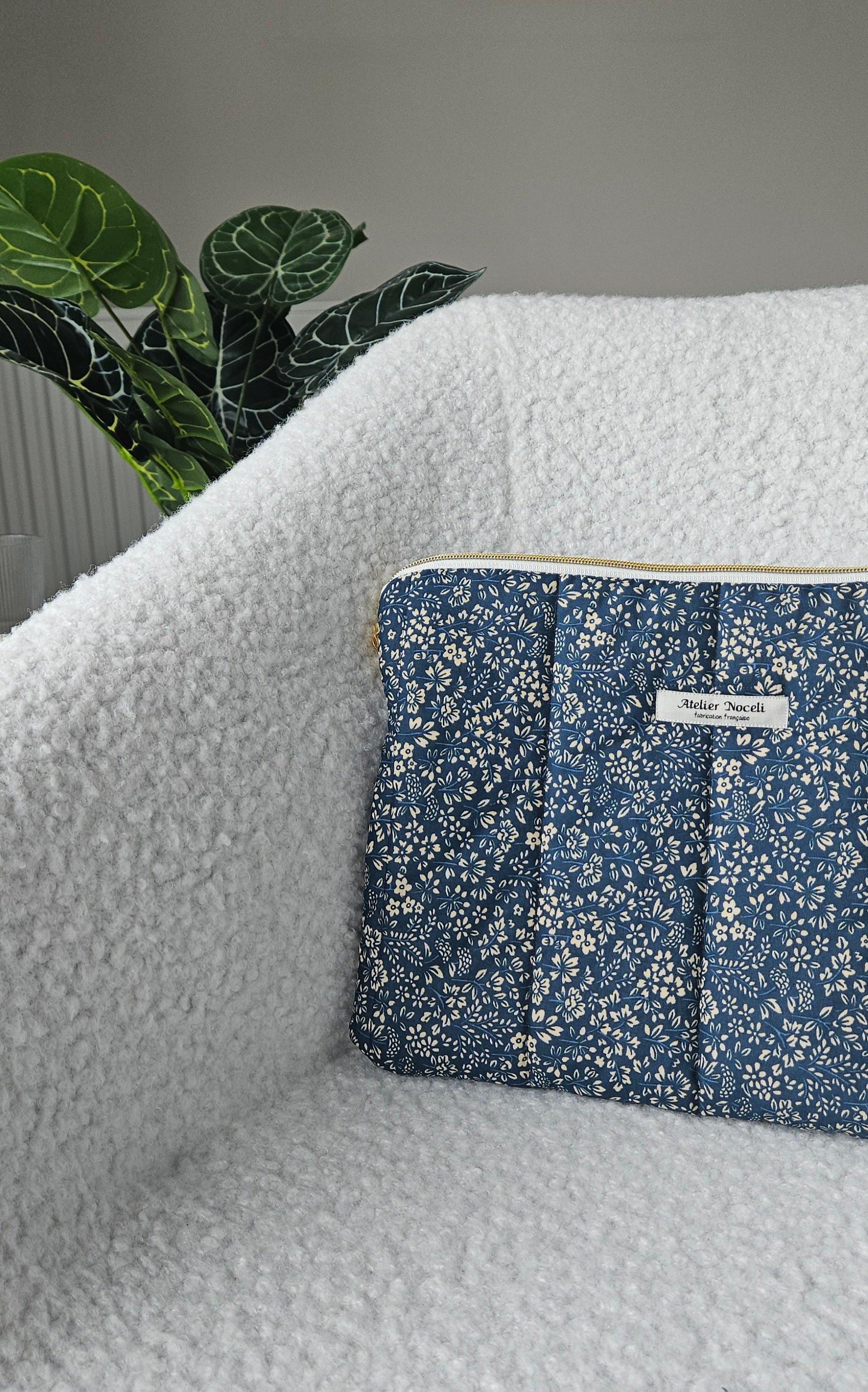 housse d'ordinateur faite main en france  tissu fleuri bleu  printanier chic et elegant , idée cadeau, fete de mere , anniversaire, noel