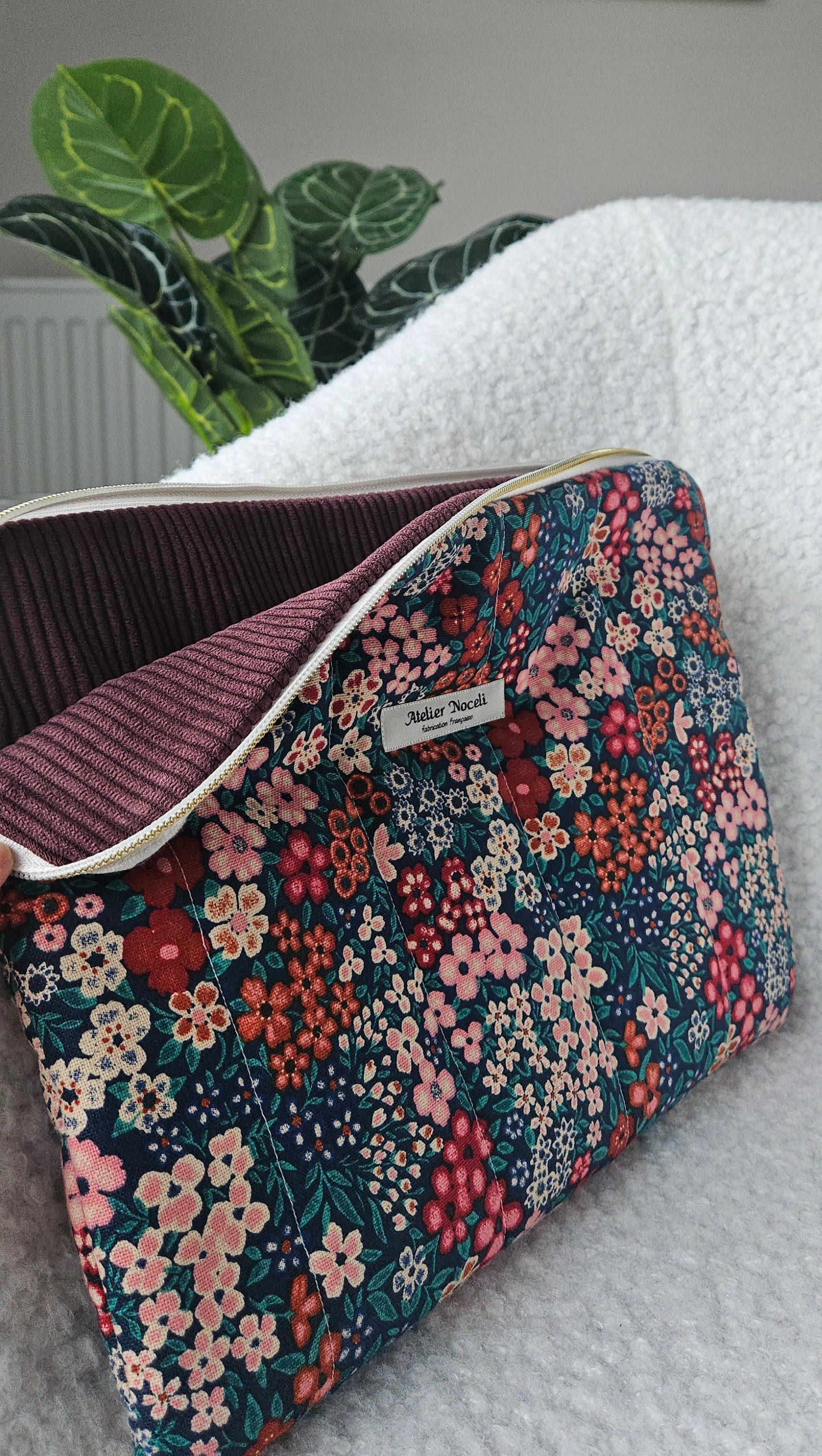 housse d'ordinateur faite main en france en velours cotelé prune violet et tissu fleuri  printanier chic et elegant , idée cadeau, fete de mere , anniversaire, noel