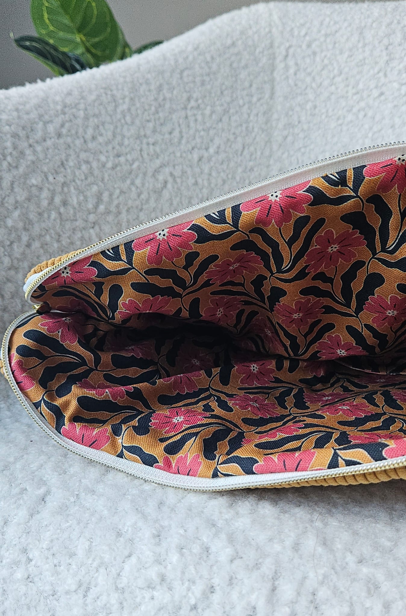 housse d'ordinateur faite main en france en velours cotelé jaune moutarde et doublure tissu fleuri vintage chic et elegant , idée cadeau, fete de mere , anniversaire, noel